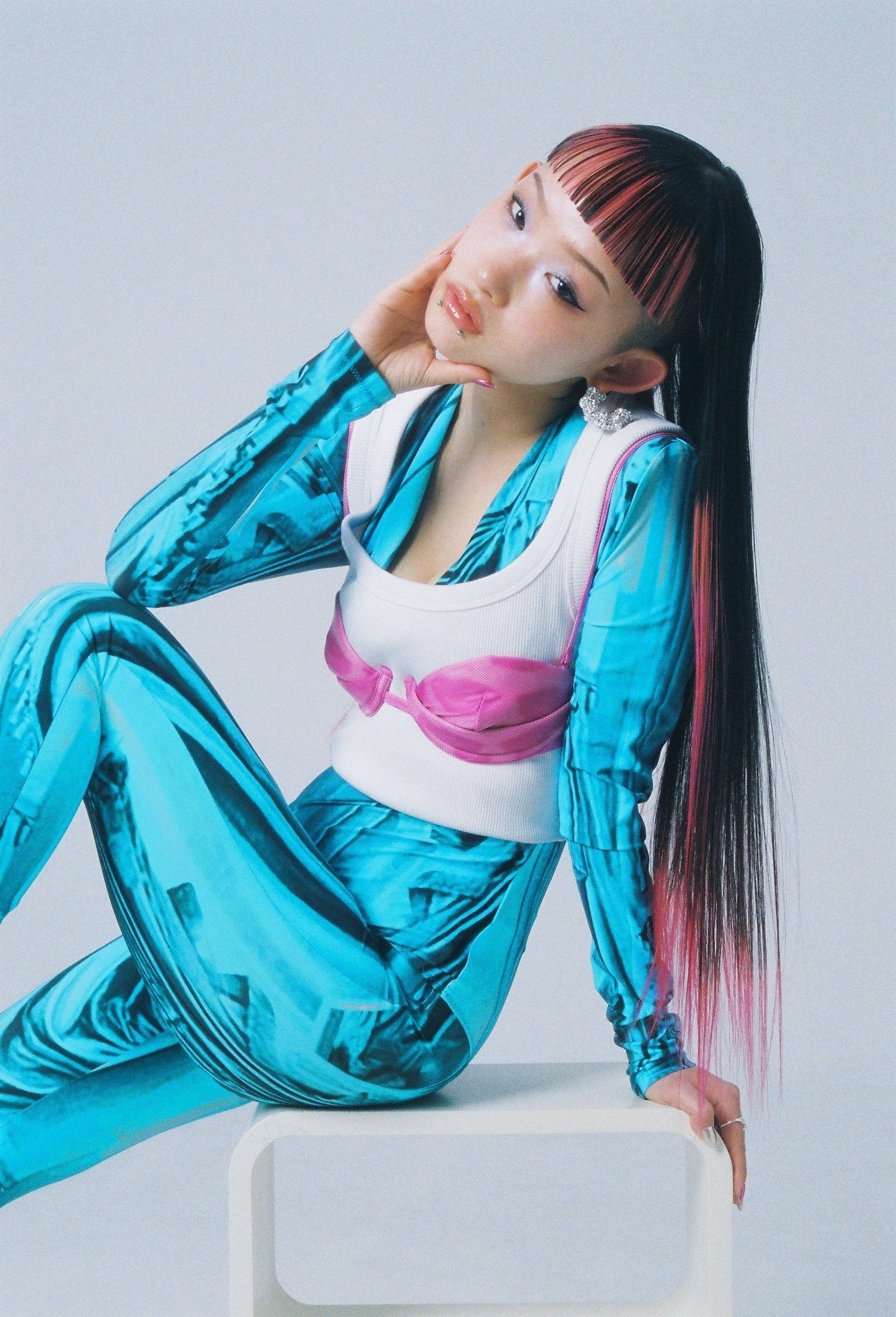 H&M Studio 2023年春夏 ウィメンズ コレクション モデル：詩羽プリントラップボディスーツ￥6,999 プリントレギンス￥6,999クロップドタンクトップ￥2,999 グラフィックプリント ビキニトップ￥4,999（オンラインストア限定）   