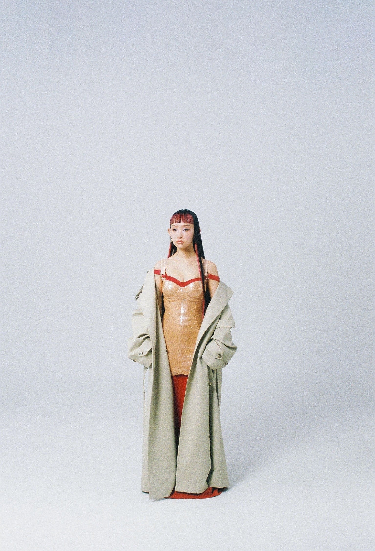 H&M Studio 2023年春夏 ウィメンズ コレクション モデル：詩羽 ビスチェトップス￥7,999 スパンコールミニワンピース￥14,999 ペンシルスカート￥9,999 オーバーサイズトレンチコート￥29,999 