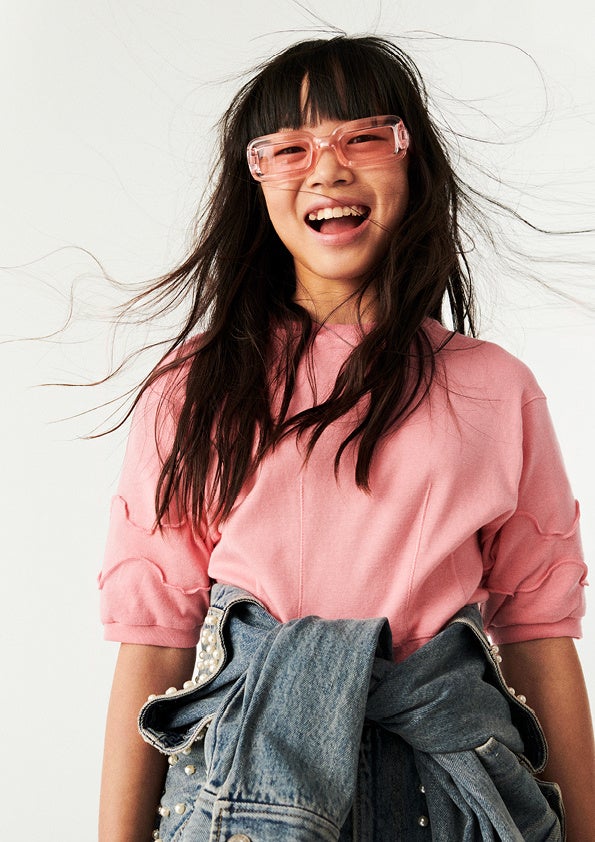 コルセットスタイル ジャージートップス￥2,999 オーバーサイズビーズデニムジャケット￥7,999 サングラス￥4,999