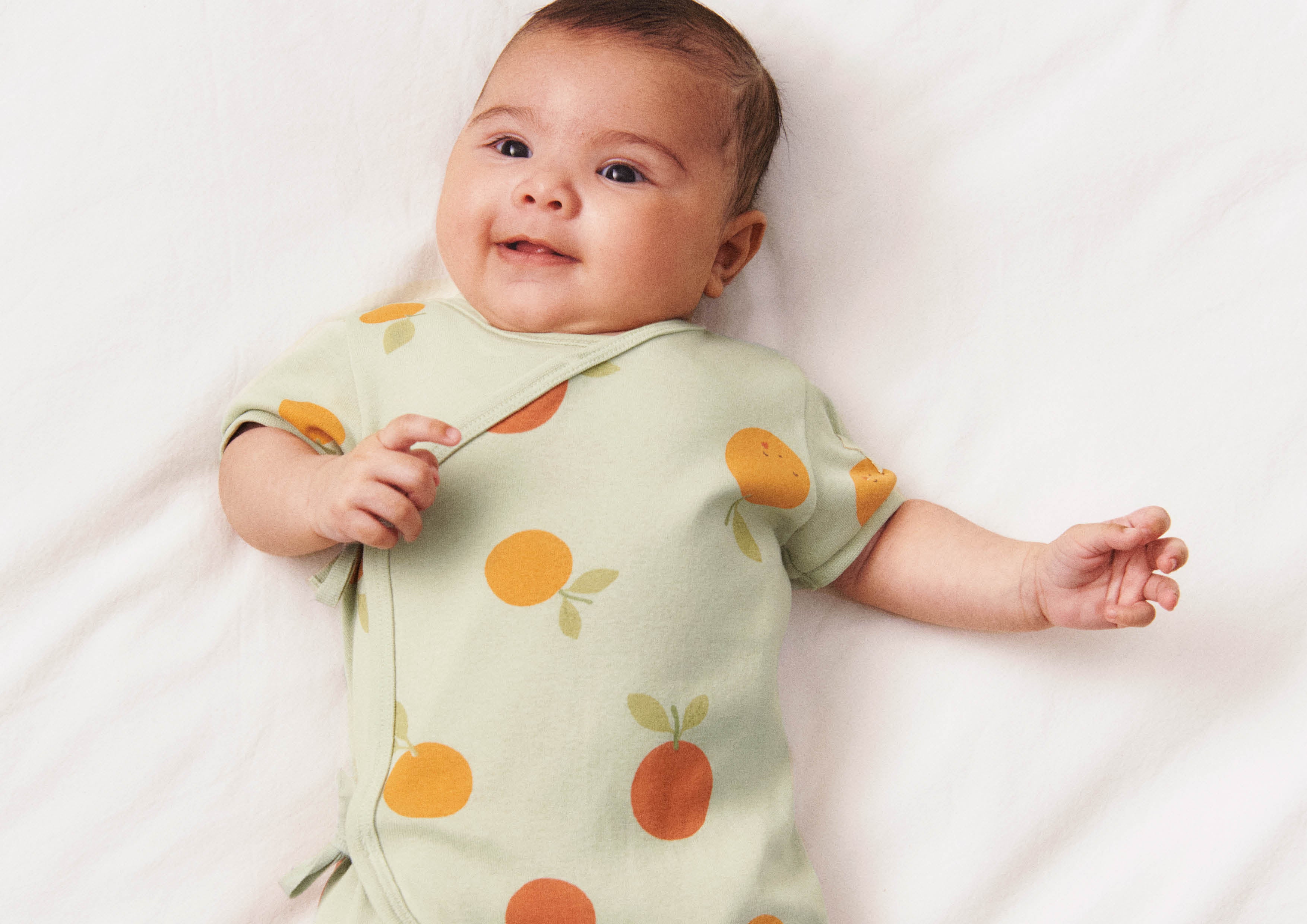 H&Mベビー新生児向け（50－75cm）コレクション「Cradle to Cradle 認証®」アイテム画像：コットンラップロンパース¥1,799