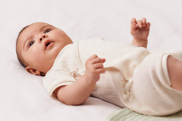H&Mベビー新生児向け（50－75cm）コレクション「Cradle to Cradle 認証®」アイテム画像：コットンラップロンパース¥1,799
