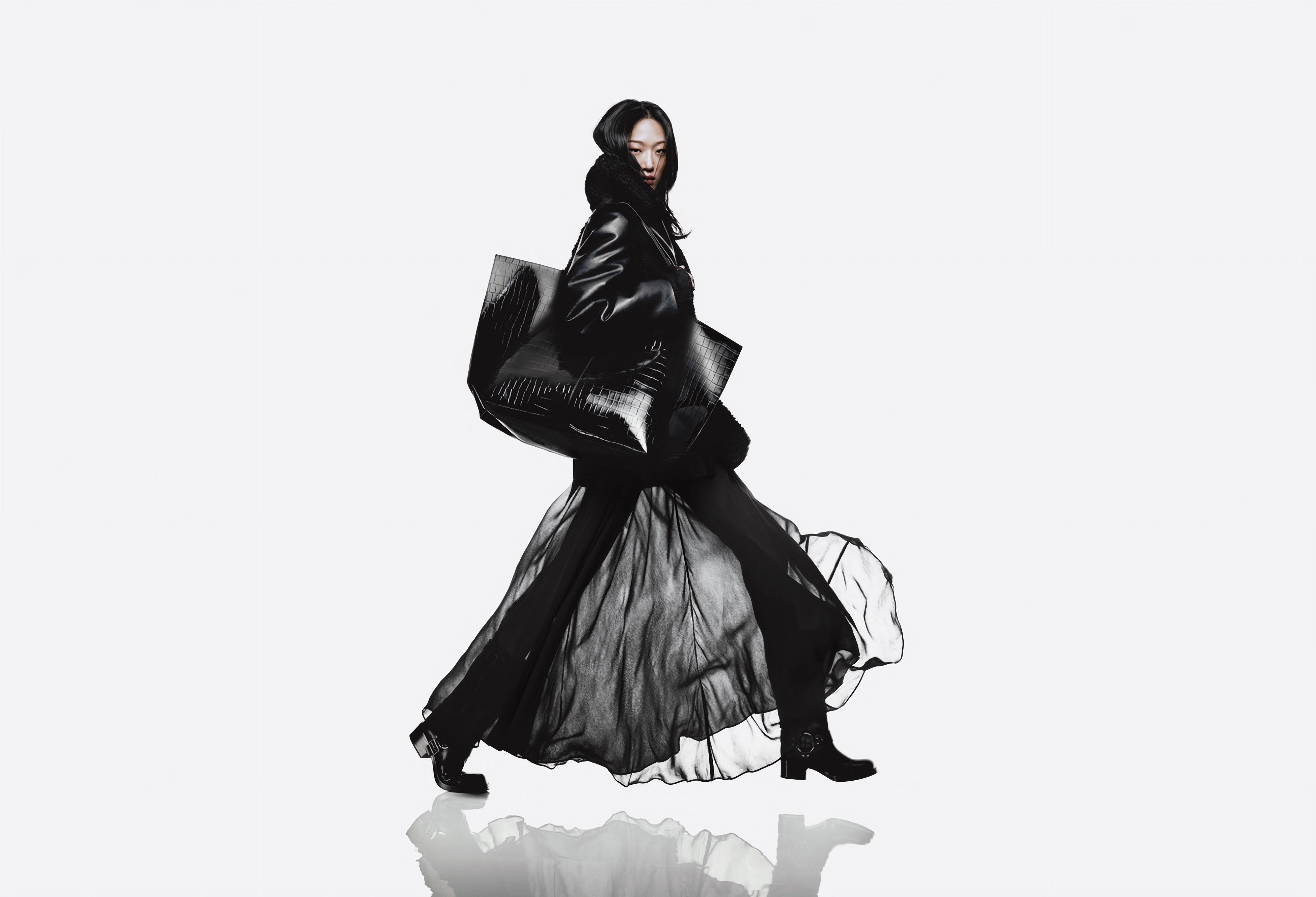 H&M 2023年最新 ウィメンズ「AW2023コレクション」リバーシブルジャケット¥8,999 フリルトリムマキシワンピース¥12,999 ショッパー¥7,999 オーバーニーバイカーブーツ¥9,999