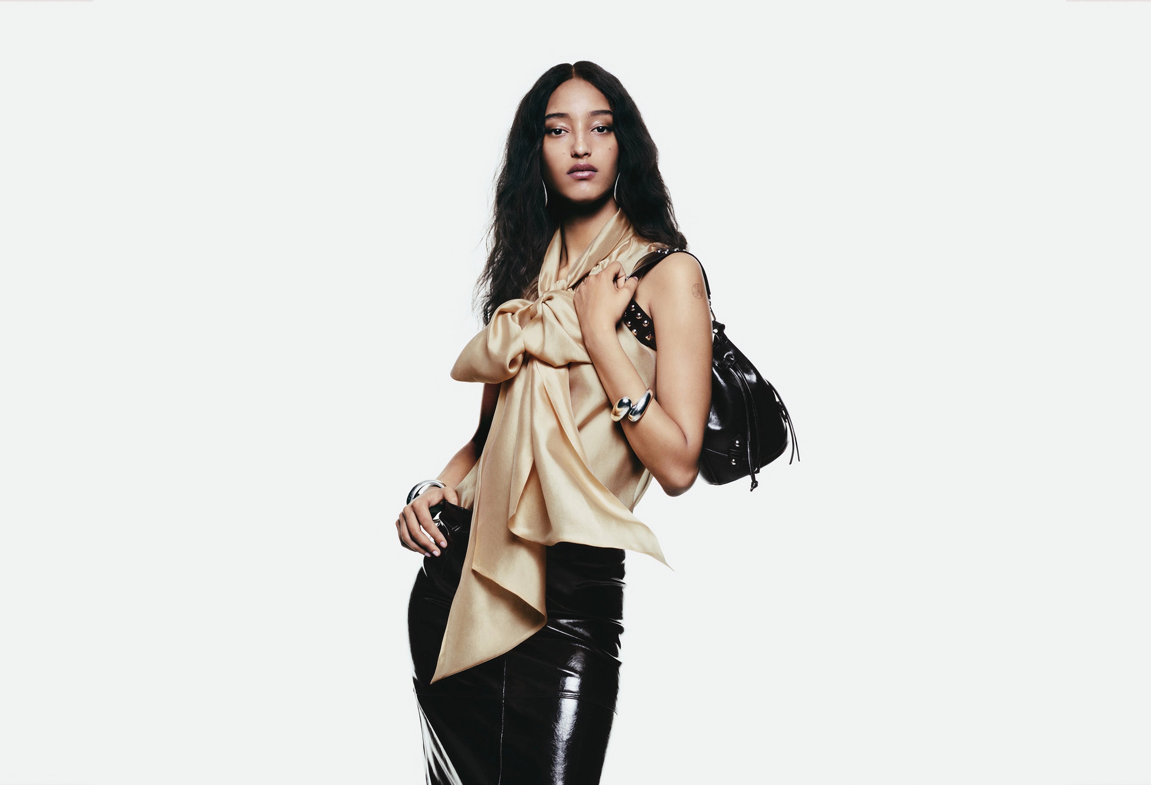 H&M 2023年最新 ウィメンズ「AW2023コレクション」リボンタイシアーブラウス¥2,499 スタッズバケツバッグ¥4,999 ブレスレット¥3,999