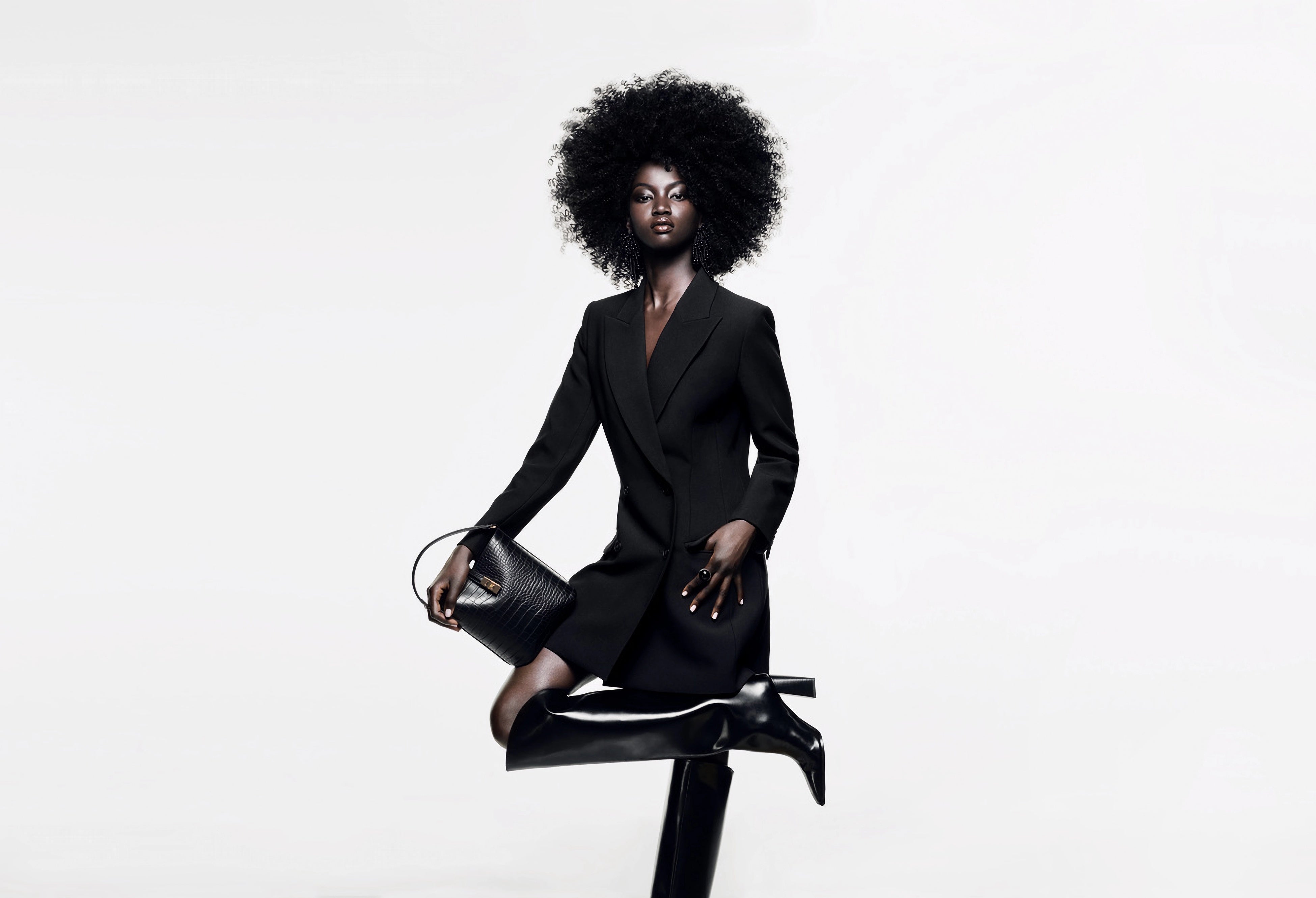 H&M 2023年最新 ウィメンズ「AW2023コレクション」ツイルテーパードウエストブレザー¥6,999 オーバーニーブーツ¥8,999 クロスボディバッグ¥2,999