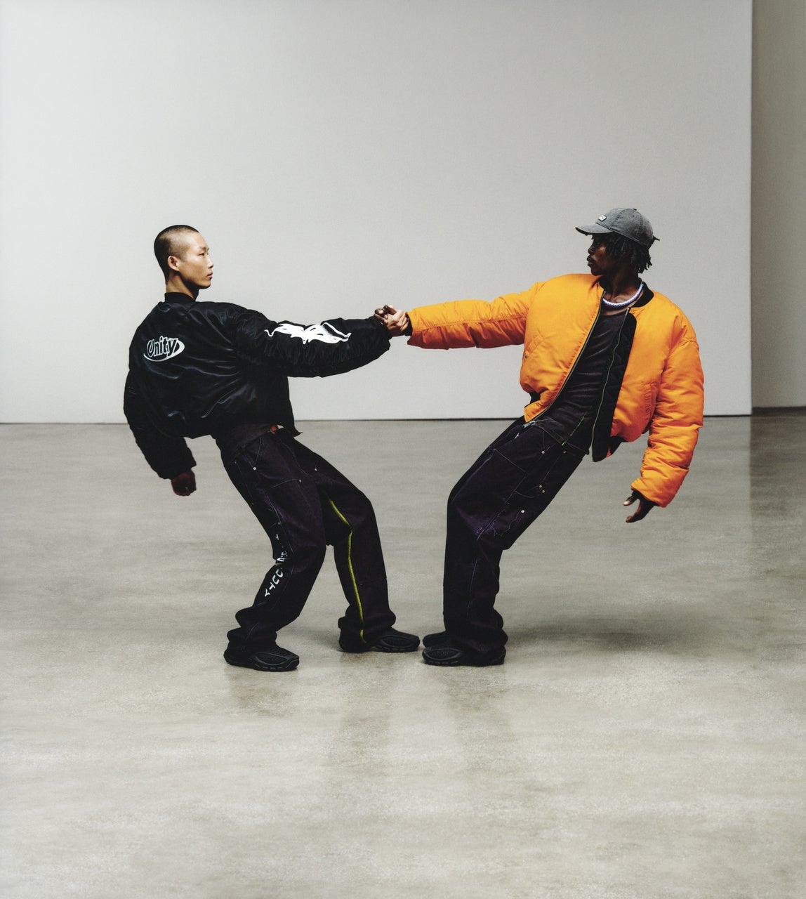 Heron Preston x H&M「H2」左右共に リバーシブルフライトジャケット¥29,999 キャンバスワーカーパンツ¥9,999 右 バイクチェーンインスパイア―ドネックレス¥6,999 アップリケキャップ¥2,499