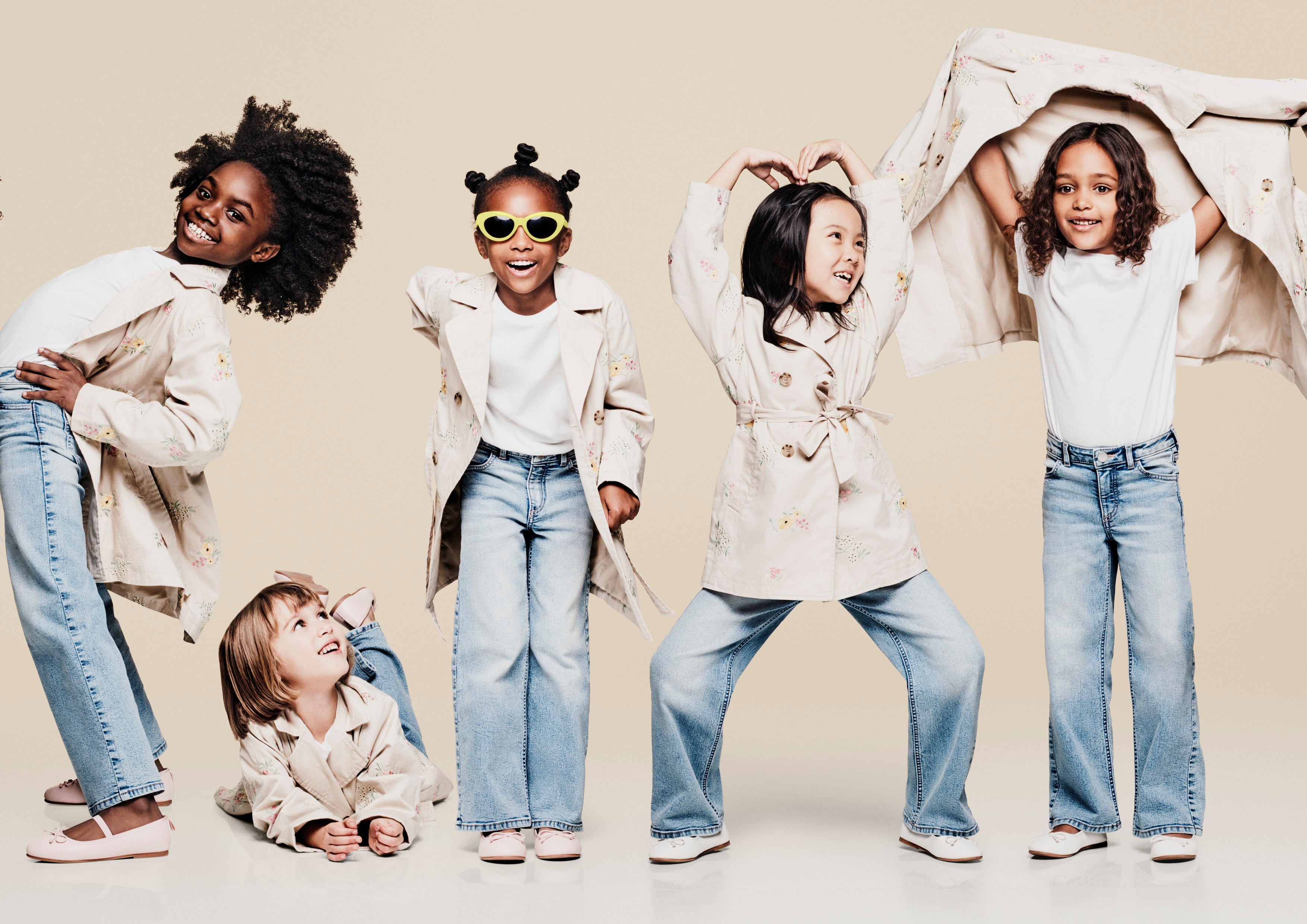 H&M 「SS 2024」キッズコレクション：刺繍トレンチコート¥4,499 リブジャージートップス¥599 スーパーストレッチワイドレッグデニム¥1,999 バレエシューズ¥1,799 キャットアイサングラス¥999