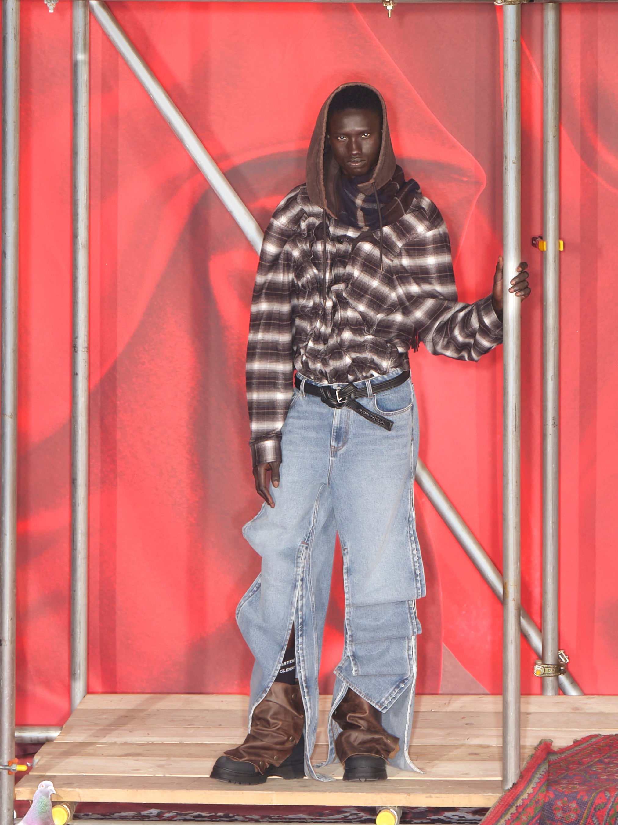 Glenn Martens × H&M 、遊び心あふれるキャンペーンビジュアルと全