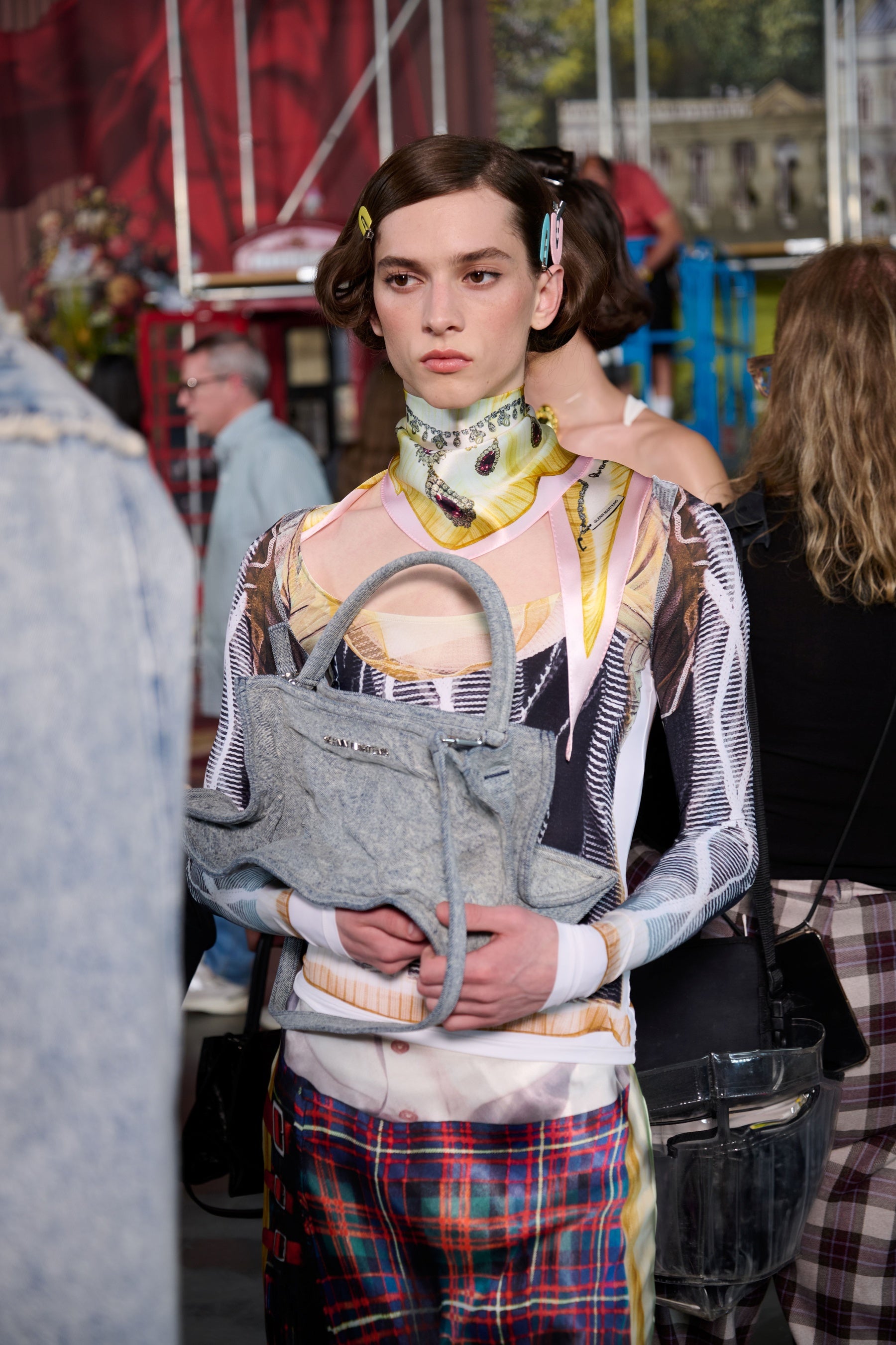 Glenn Martens × H&M 、遊び心あふれるキャンペーンビジュアルと全