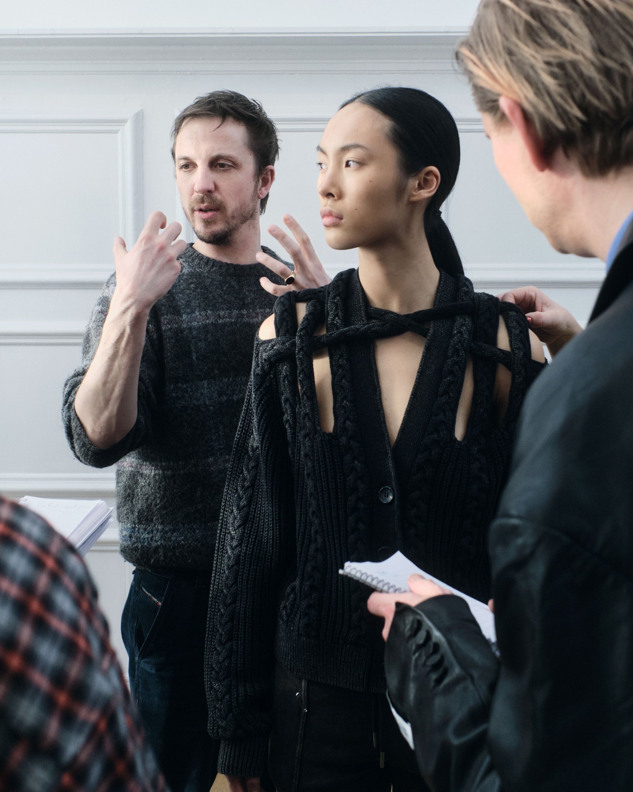 Glenn Martens × H&M 、遊び心あふれるキャンペーンビジュアルと全