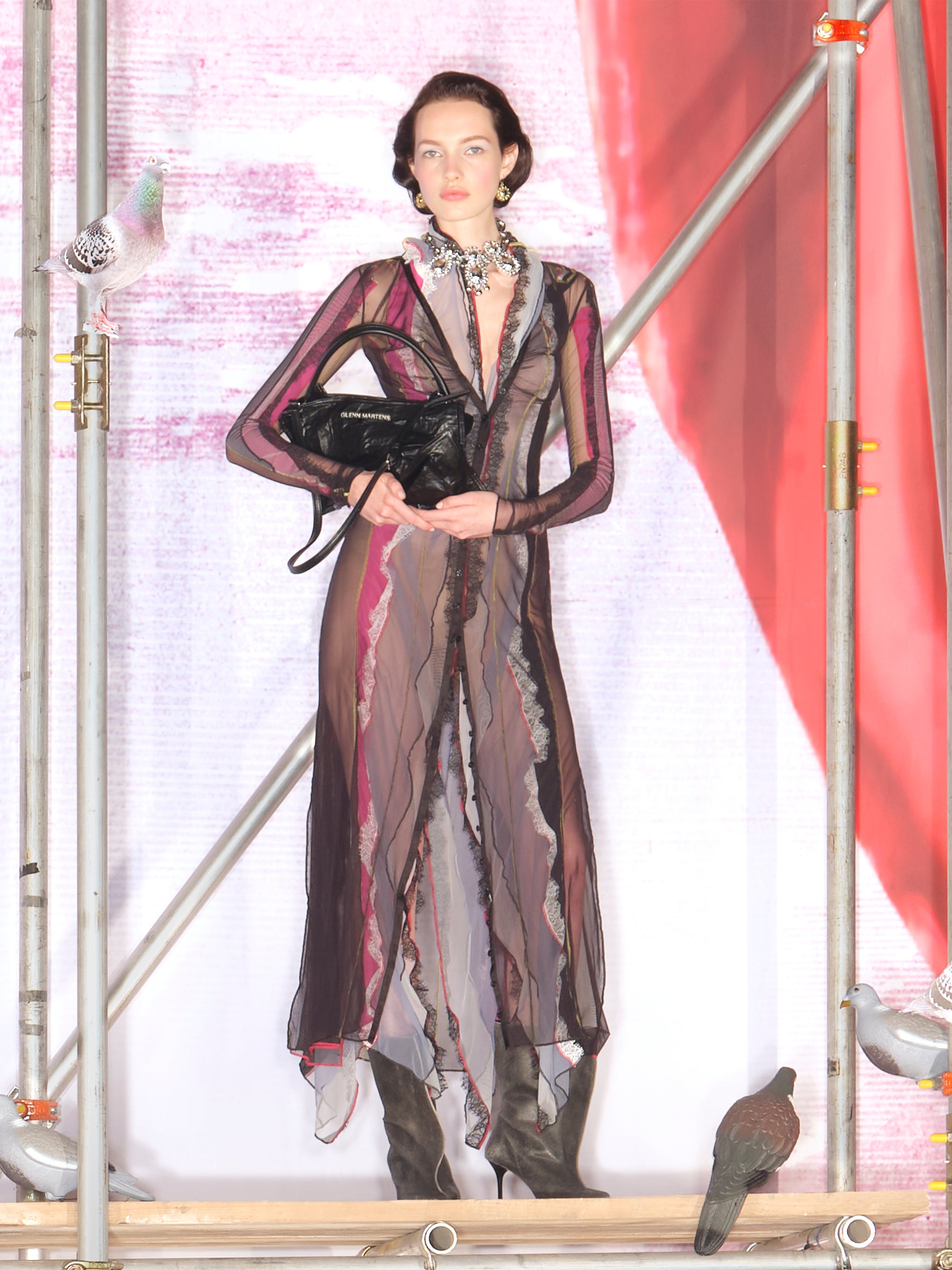 Glenn Martens × H&M 、遊び心あふれるキャンペーンビジュアルと全