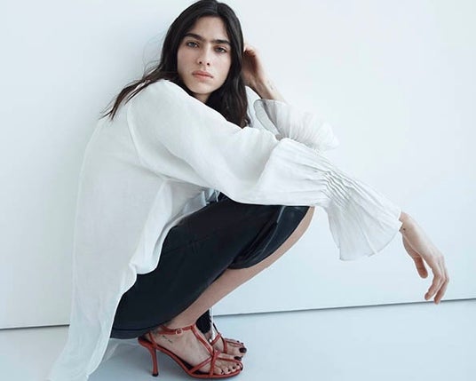 H&M、モデル兼女優の LOLI BAHIA が着こなしを披露するノスタルジーを基調としたS/S2026年コレクションを発表。 H&M、モデル兼女優の LOLI BAHIA が着こなしを披露するノスタルジーを基調としたS/S2026年コレクションを発表。