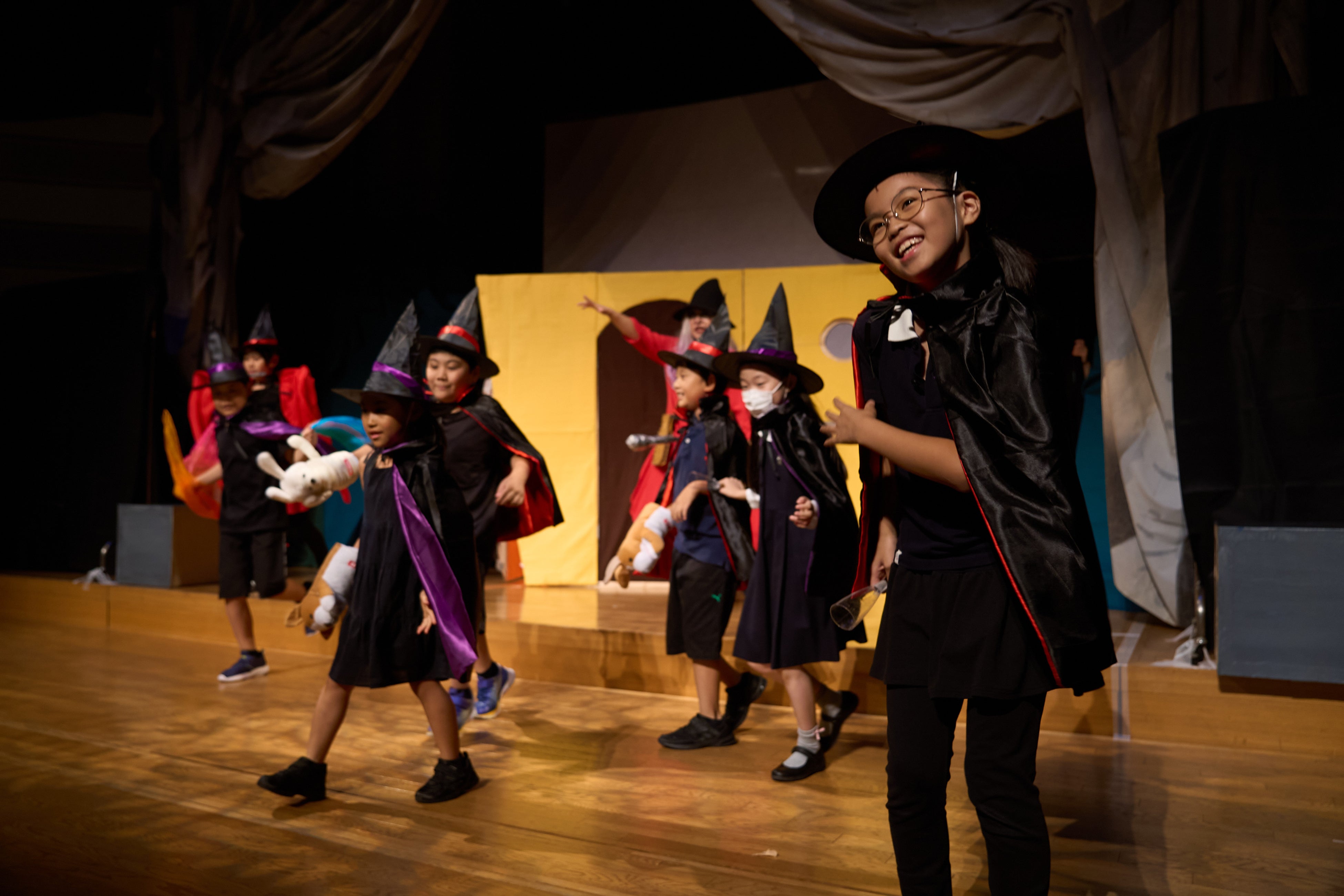 魔女の仲間たちがタン・タン・メン・ダンスを踊ります