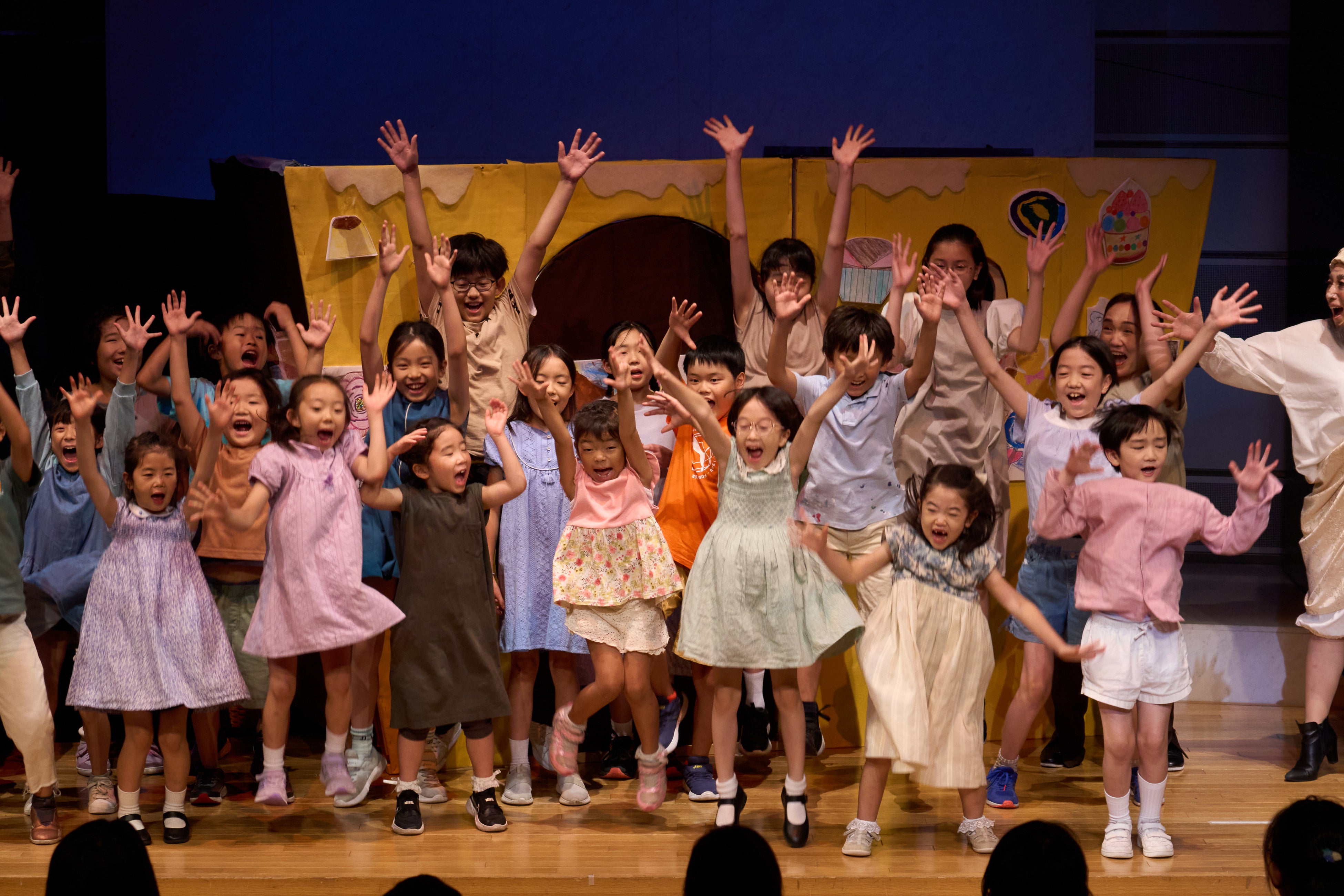 魔法が解けた子どもたち。セットには子どもたち描いた絵が使われています