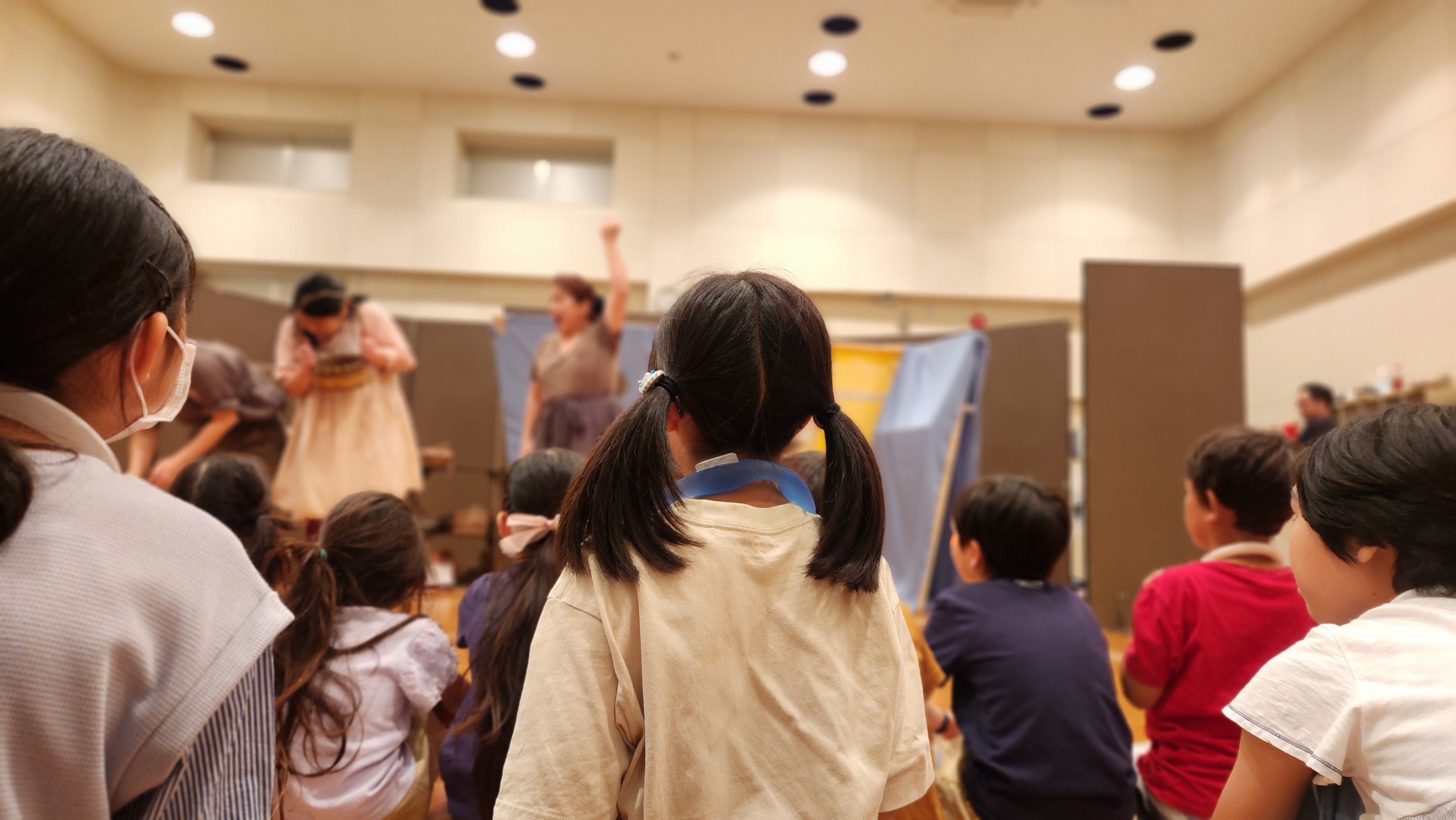 間近で見るオペラ歌手の歌と演技にくぎ付けです