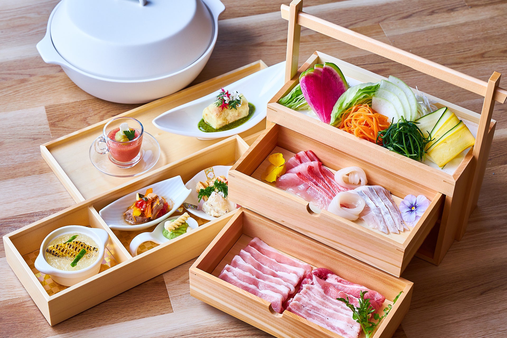 ＜地元の食材をふんだんに使った和洋折衷の料理＞