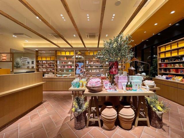 軽井沢エリア初出店!ロクシタンのサステナビリティが表現されたカフェ併設のスペシャルショップが本日オープン。廃材を活用した什器や、現地の伝統工芸 ...