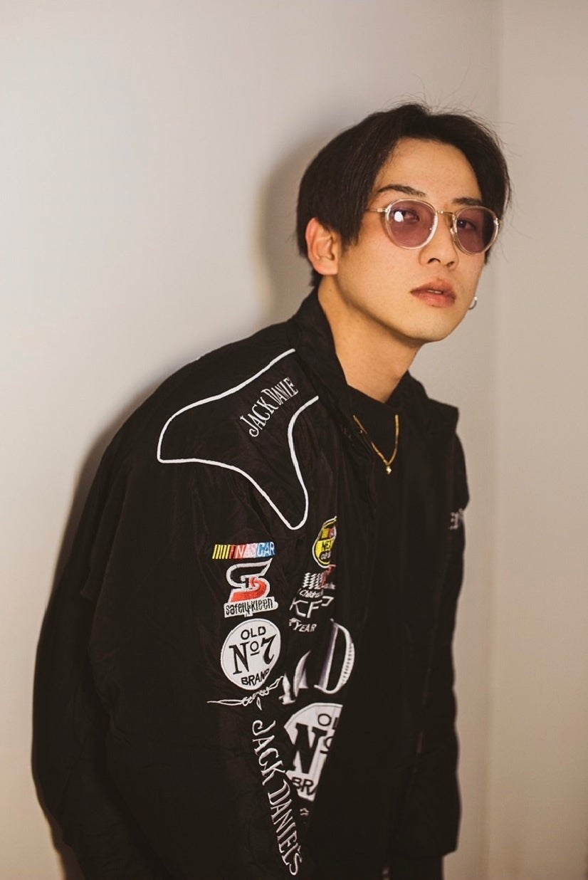 代表曲「Gun Shot」や「SIXTH SENCE」のオフィシャル・リミックスなど