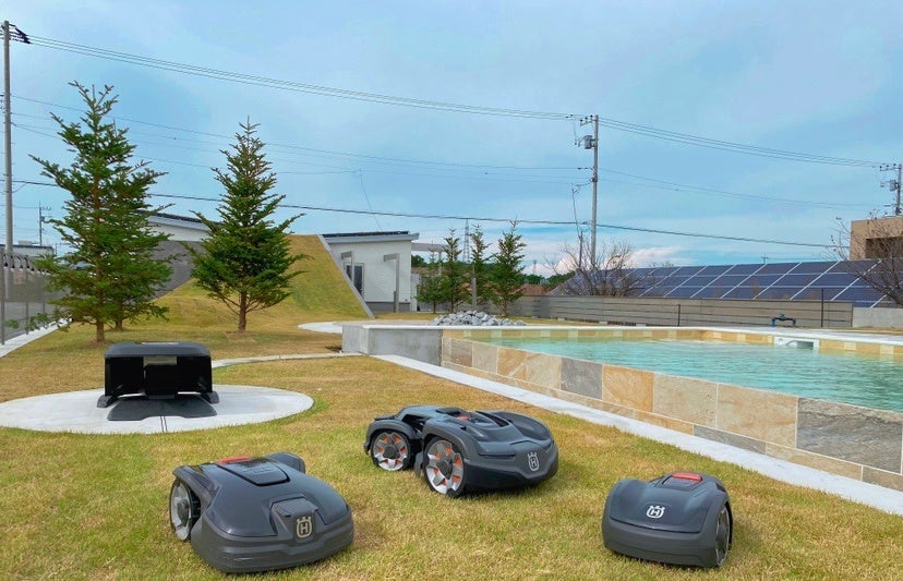 ショールーム内を駆け回るロボット芝刈機