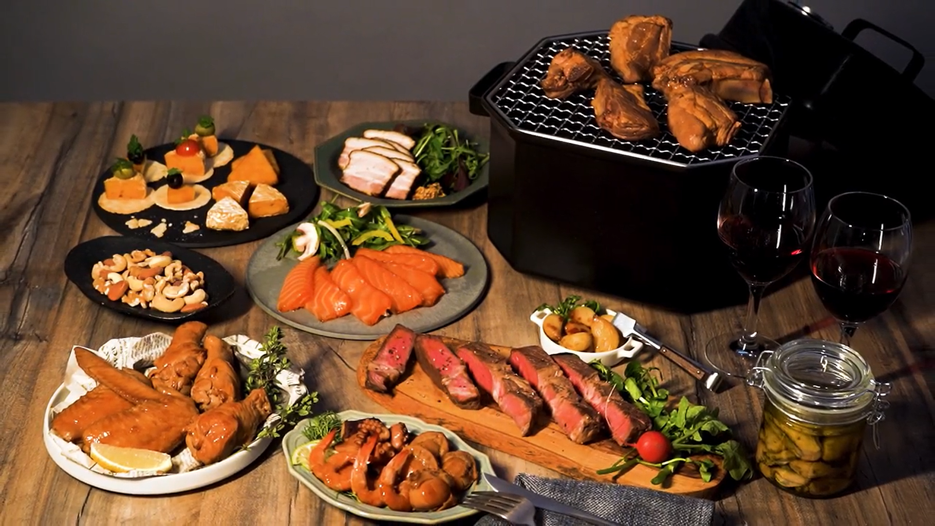 1台で薫製4役をこなす万能燻製器「SMOKER-X」