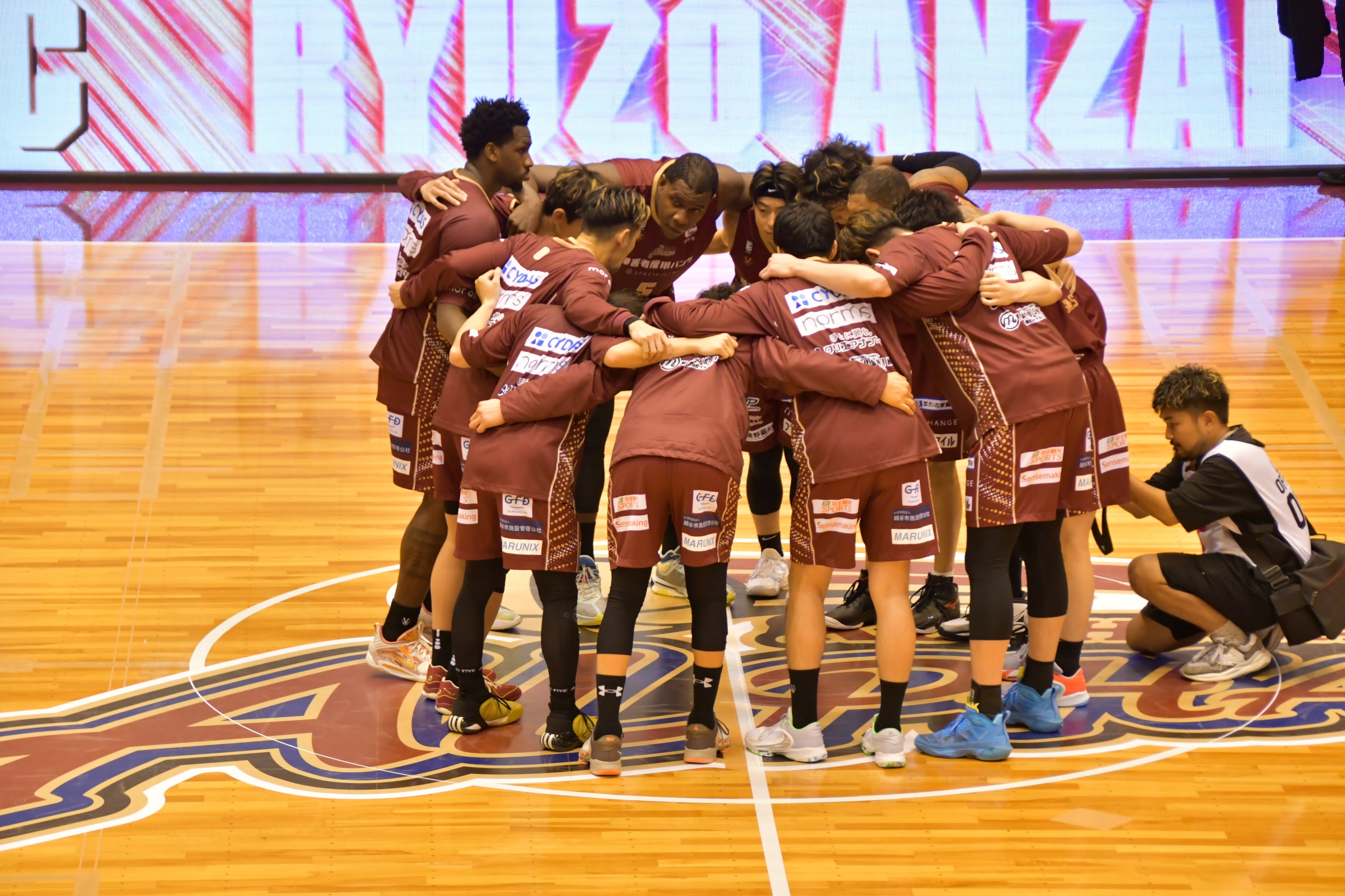 円陣を組む選手たち