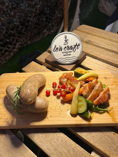 黒毛和牛のローストビーフと極太ソーセージの盛り合わせ〜グリル野菜添え〜