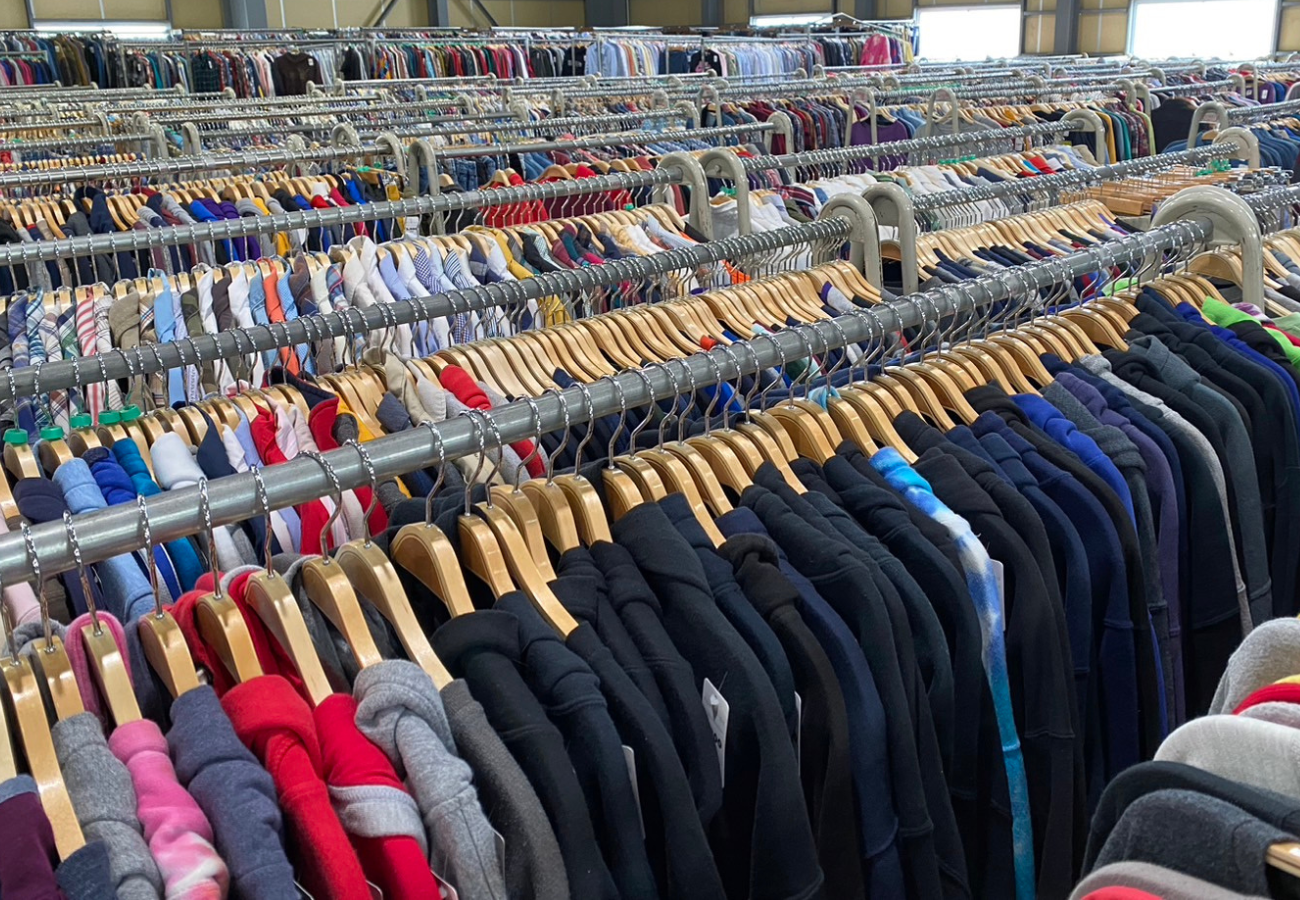 1000坪超の大型倉庫には10万点の商品が