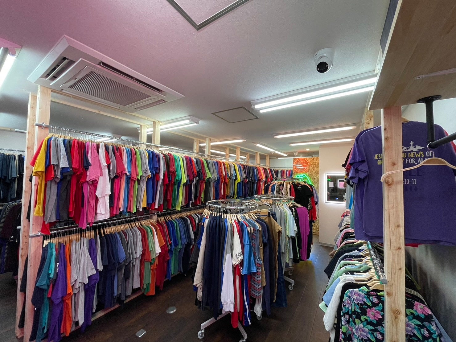 4,000着の商品を取り揃える瓢箪山店の店内