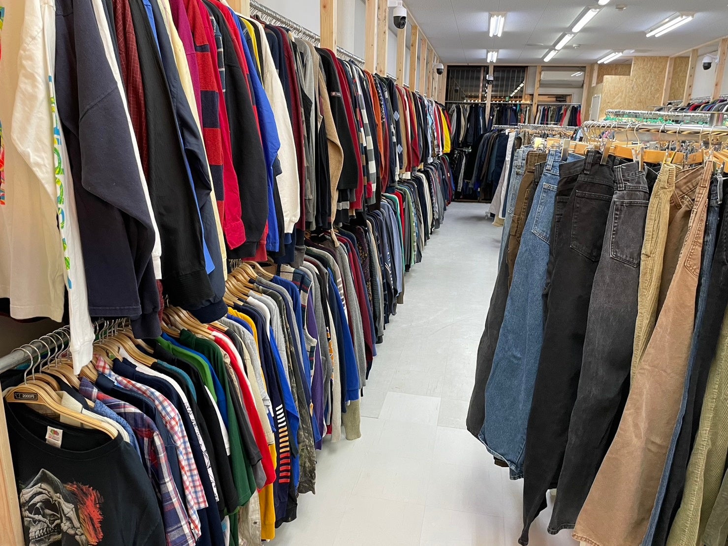 姫路店の店内。手前側の半袖薄手の商品から奥側の長袖厚手の商品へと流れる。