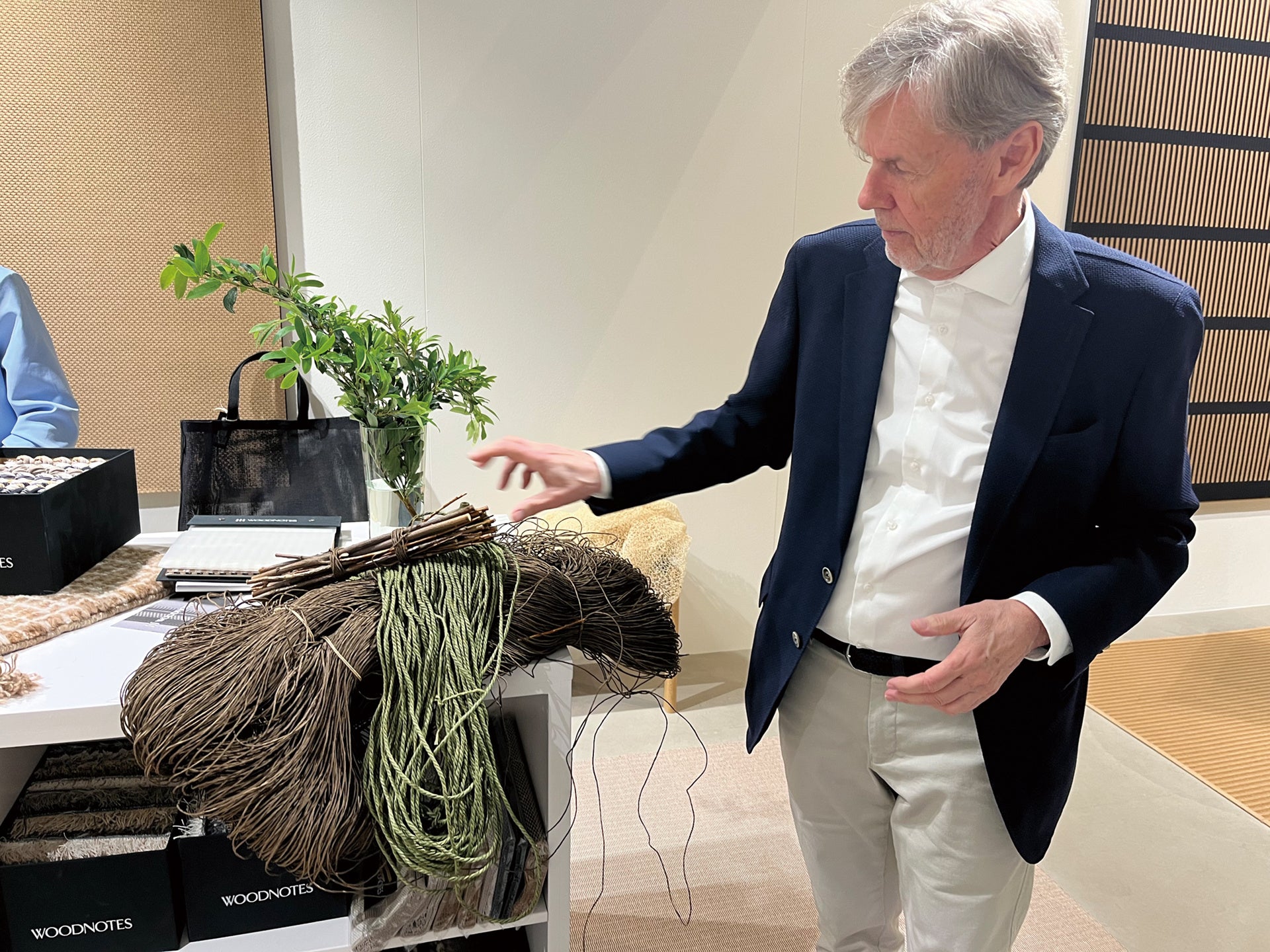 “woodnotes”(ウッドノーツ)で新商品の解説を受ける photo by IL DESIGN