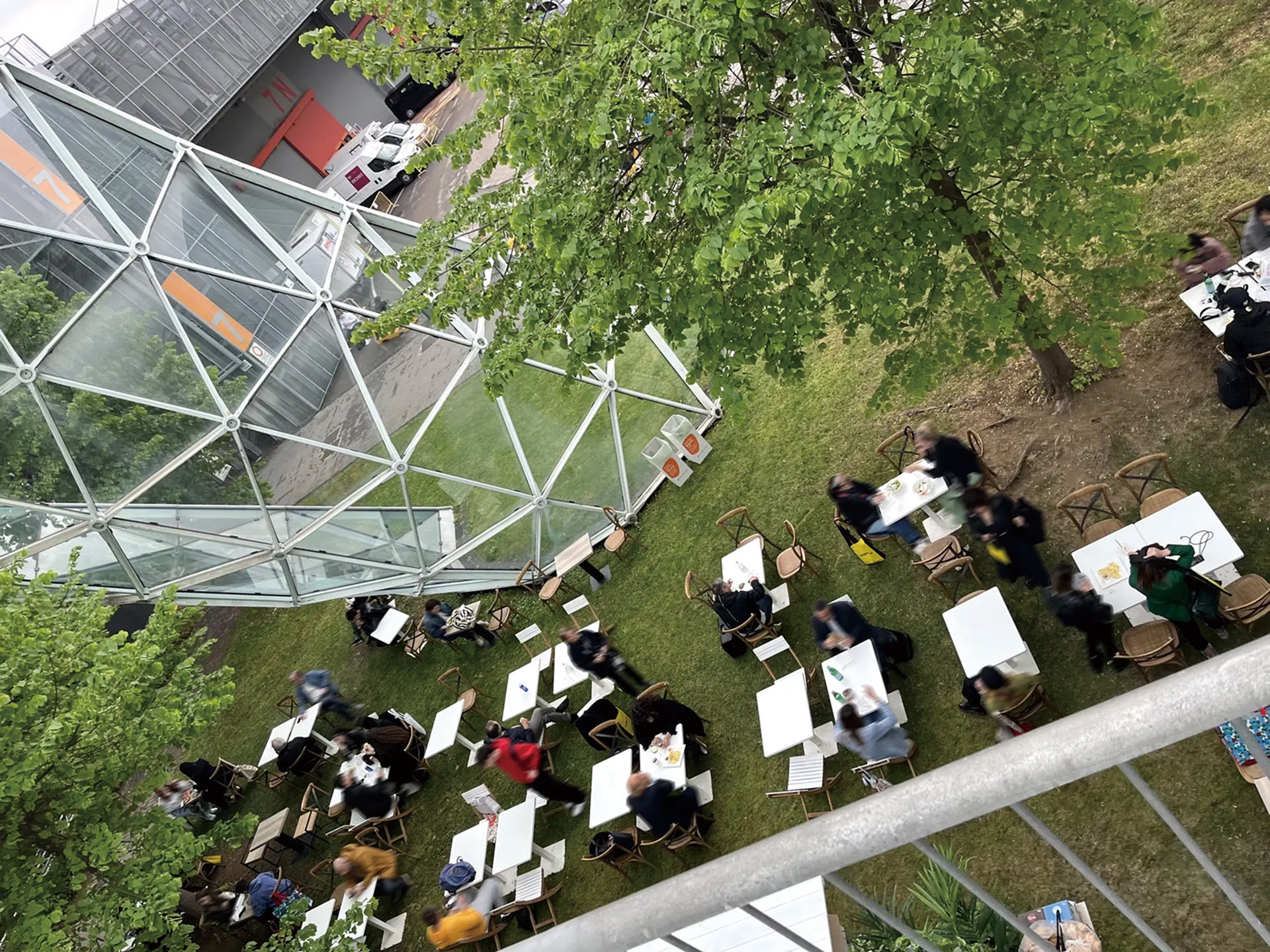 翌日は幸い良いお天気で、アウトドアの席も賑わう。屋外では常に低音の響く活気ある音楽が流れている photo by IL DESIGN