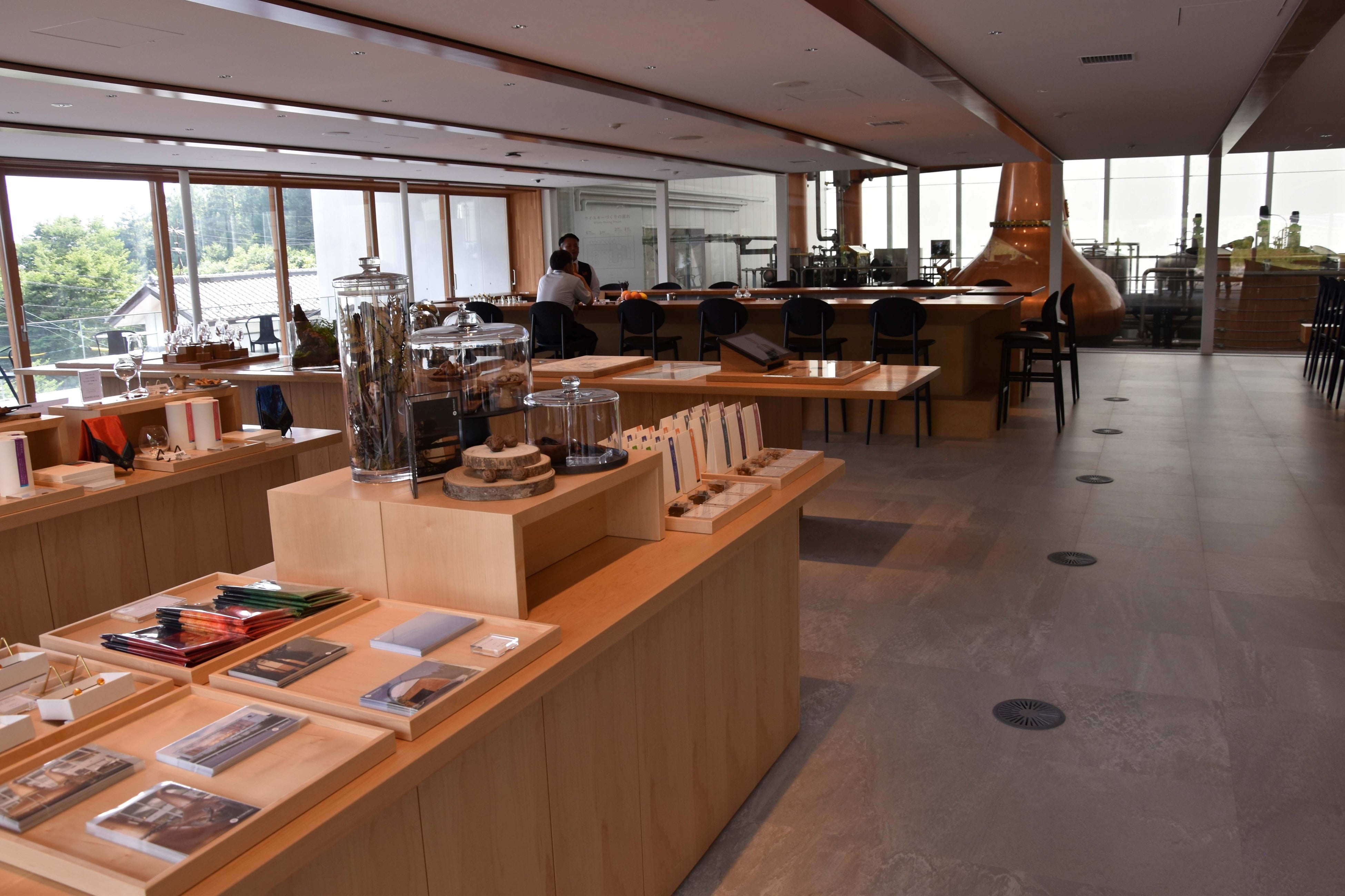 おしゃれで高級感にあふれているショップの奥にはバーカウンターも。