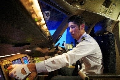 ▲パイロットのお仕事たいけん （協力：日本航空株式会社）
