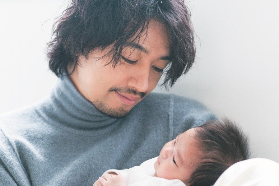 俳優・映画監督の斎藤工さんが『初めてのひよこクラブ』（12月15