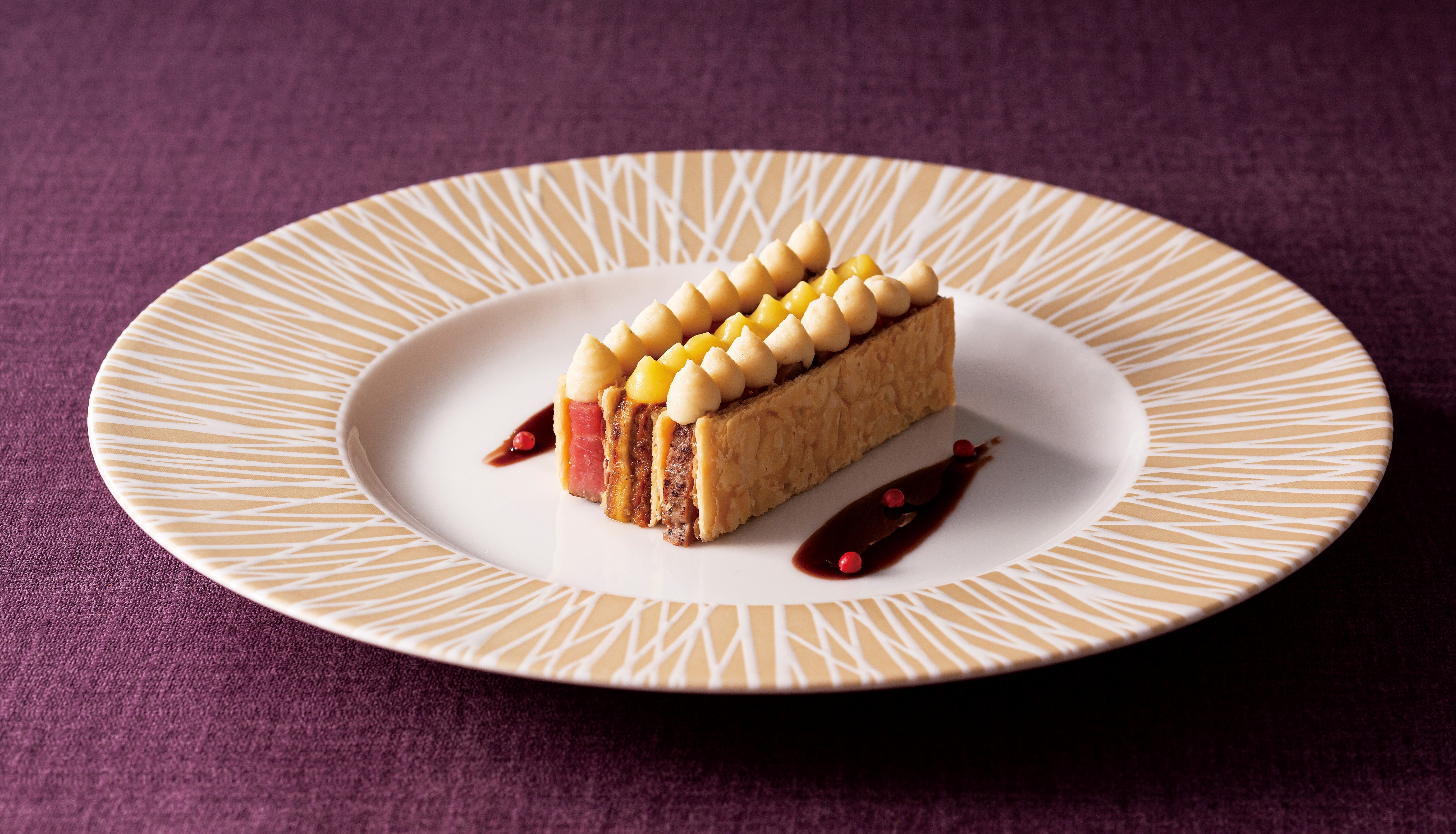 メイン 子羊とフォアグラのミルフィーユ カシスのソース