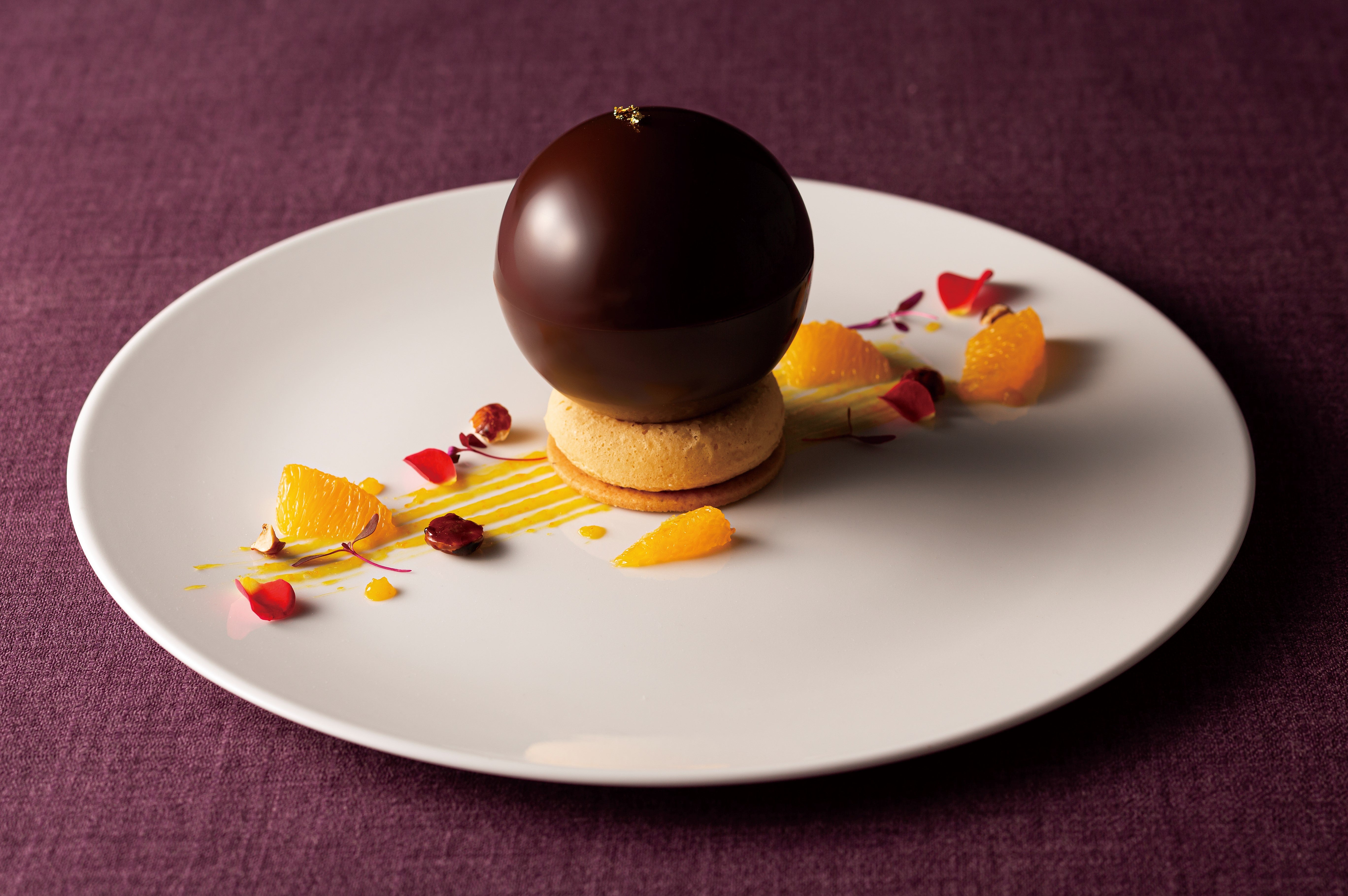 デザート スフェール ドゥ ショコラ オレンジのマーマレードと温かいミルクソース