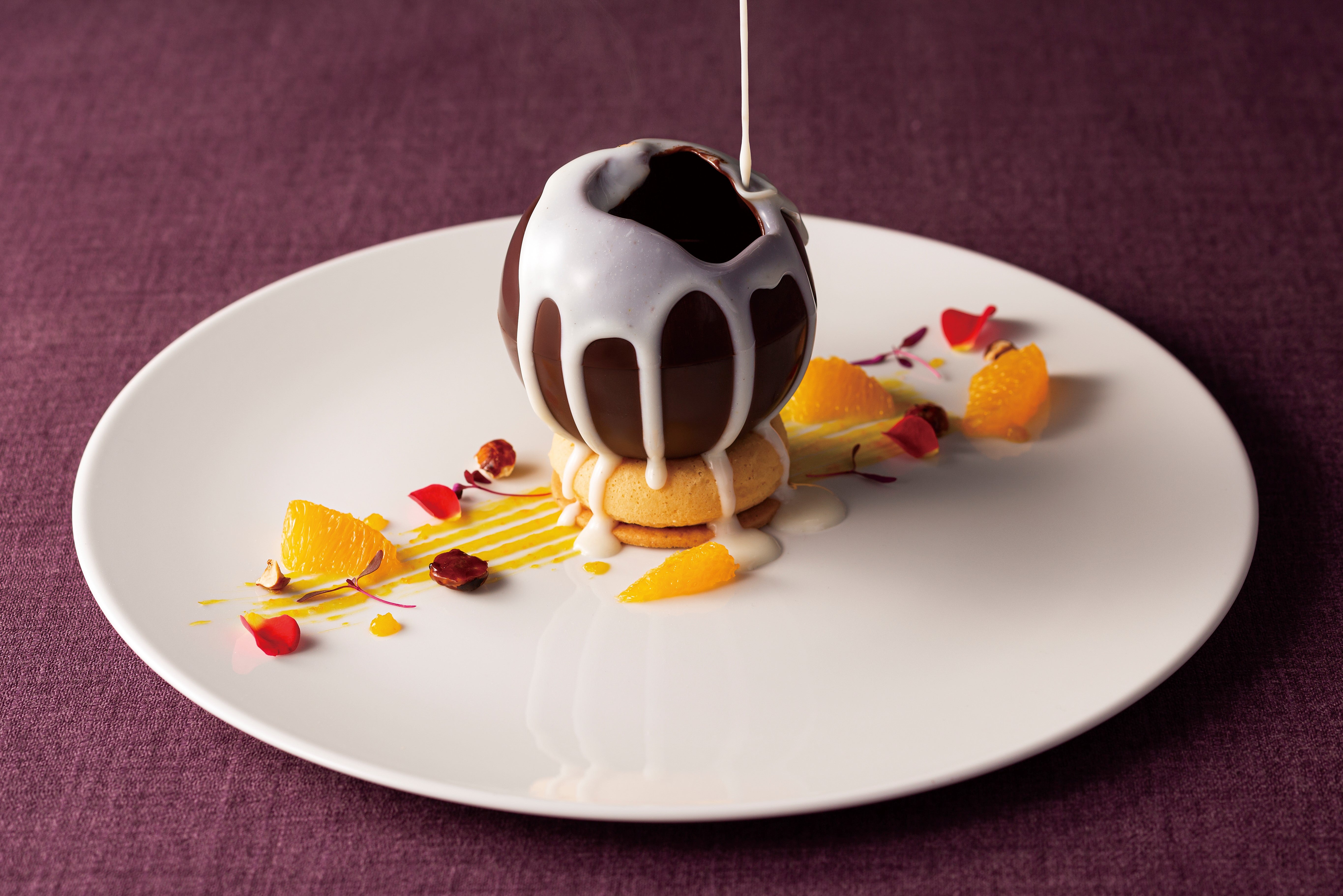 デザート スフェール ドゥ ショコラ オレンジのマーマレードと温かいミルクソース