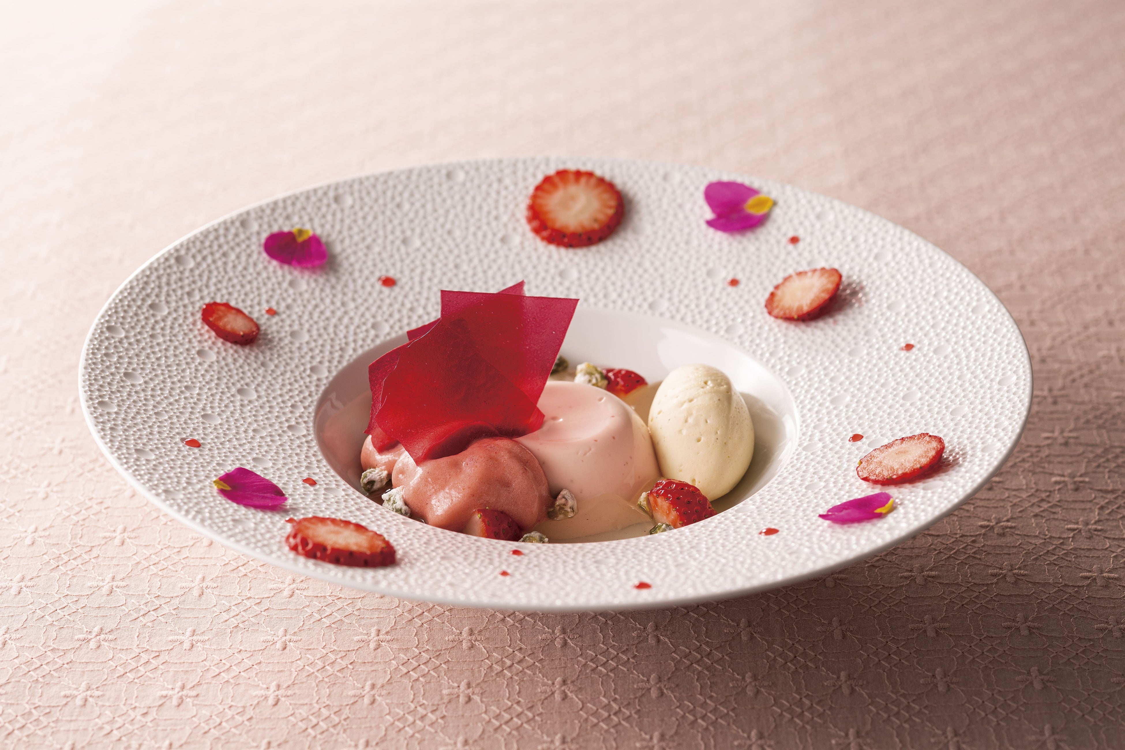 【スイーツ】桜のパンナコッタといちごのエスプーマ　トンカ豆のアイスクリーム