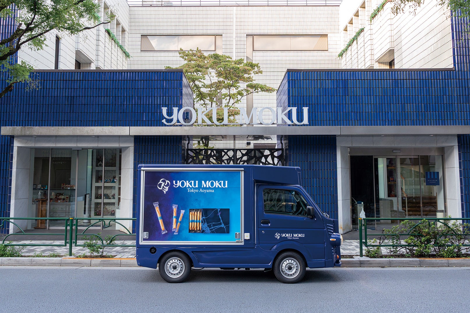 新しくなった移動販売車であなたの街へ！ヨックモックの「BLUE GIFT TRUCK」が3都市を巡る