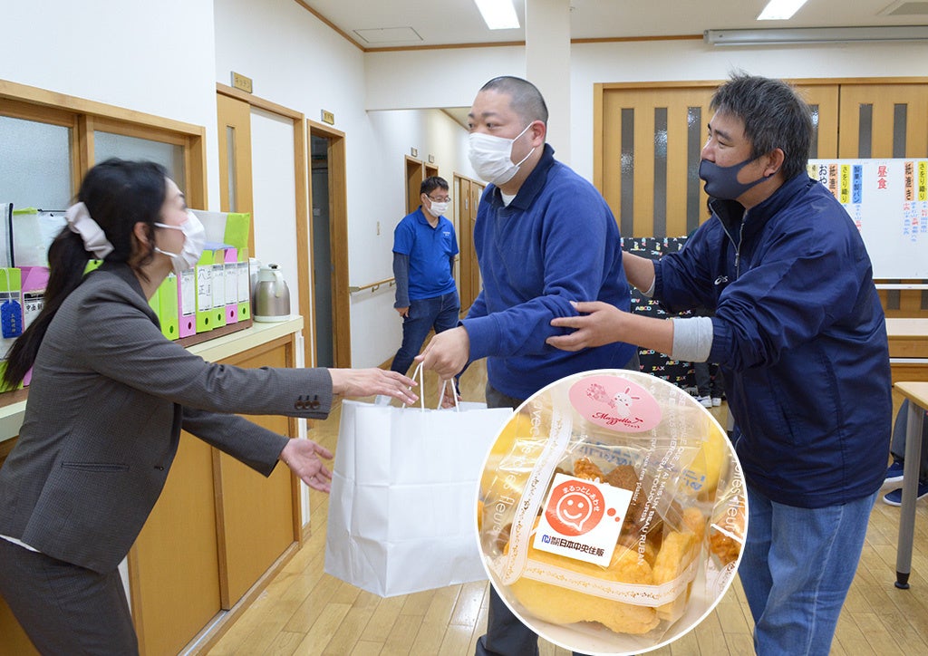 来場者に手渡ししたクッキーの受け取りの様子
