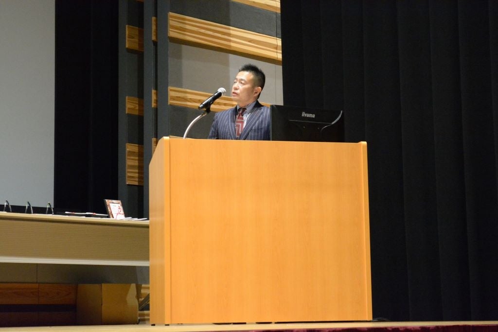 挨拶をする安井社長