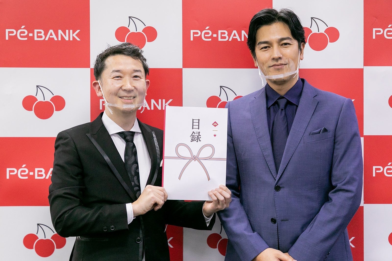 (左) 「プロエンジニアAWARD 2021」受賞者　牧本一真 氏　(右)当社イメージキャラクター 要潤さん