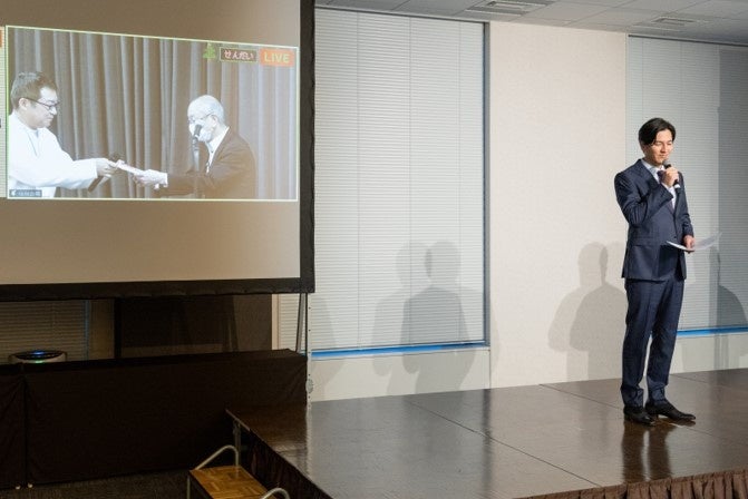 米田康夫様（東北支店所属）表彰の様子