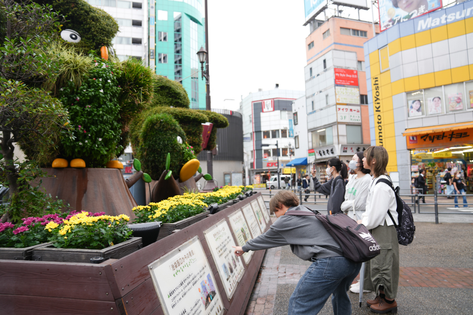 池袋の街を調査する大正大学生の様子
