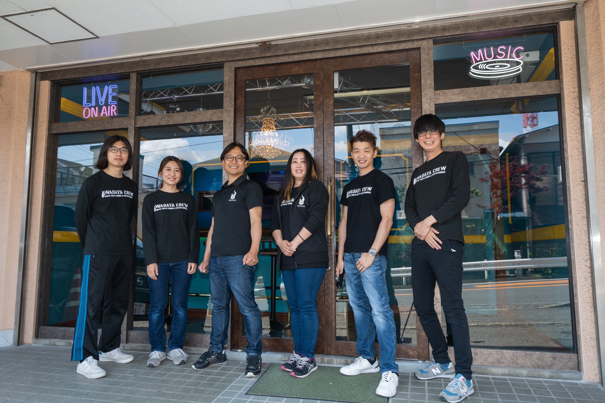 WADAYAスタッフと和田社長（左から3人目）