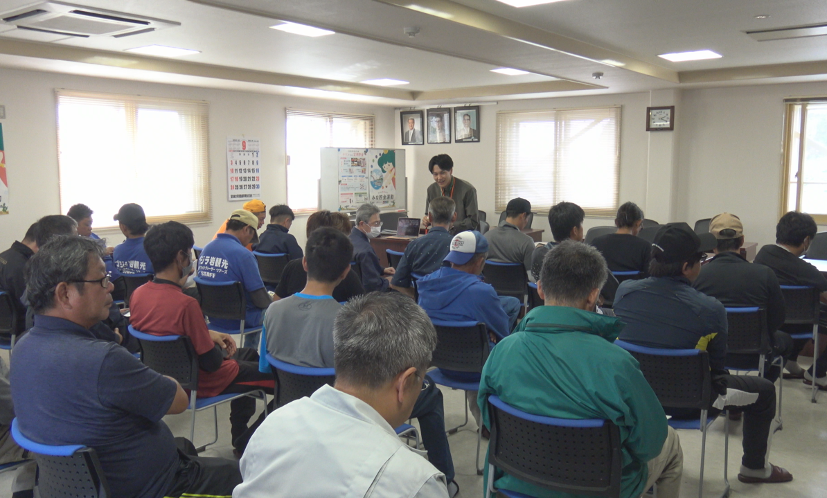 『よびもり』を使った斜里町ウトロでの実証実験前の説明会の様子（2023年9月25日撮影）