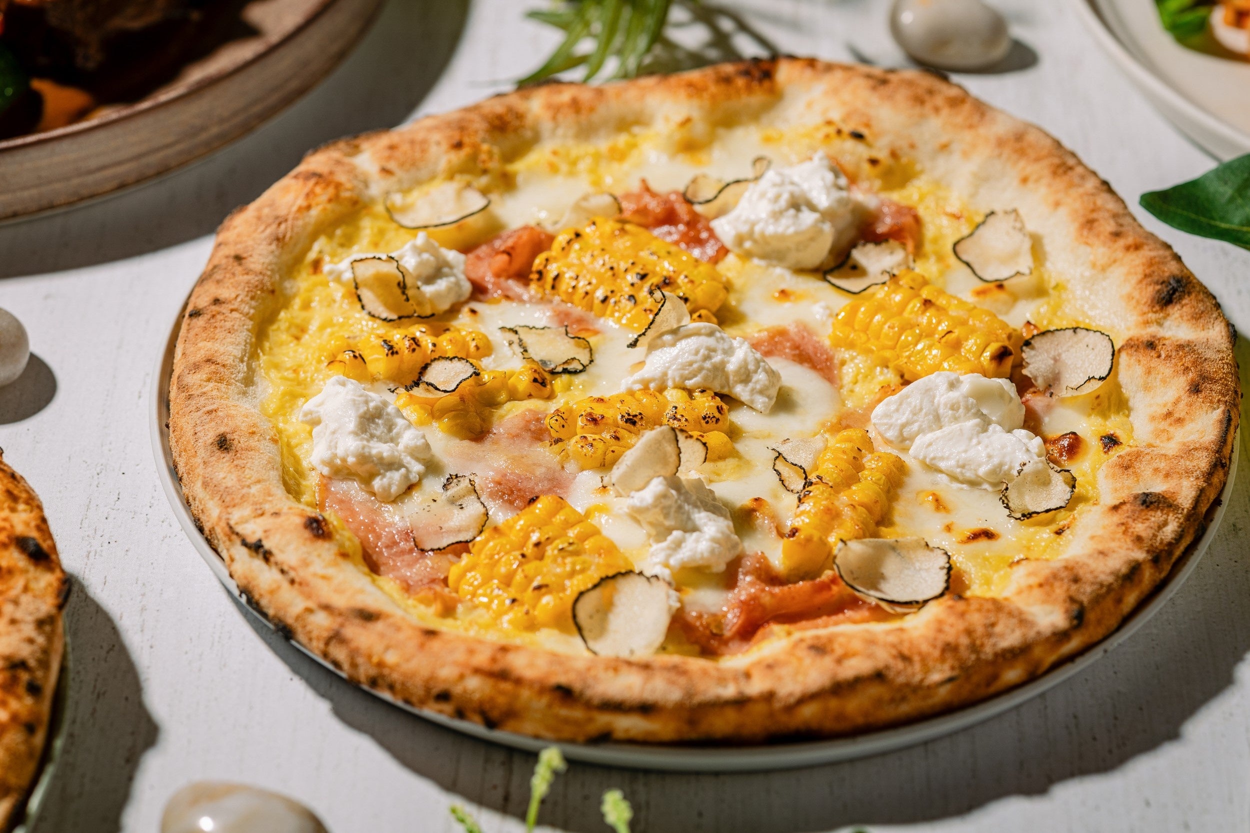 とうもろこしとモルタデラ、サマートリュフのピッツァマイス