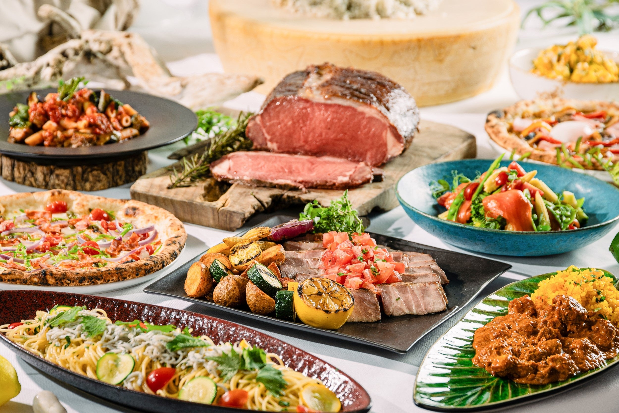 目にも鮮やかなブッフェの数々