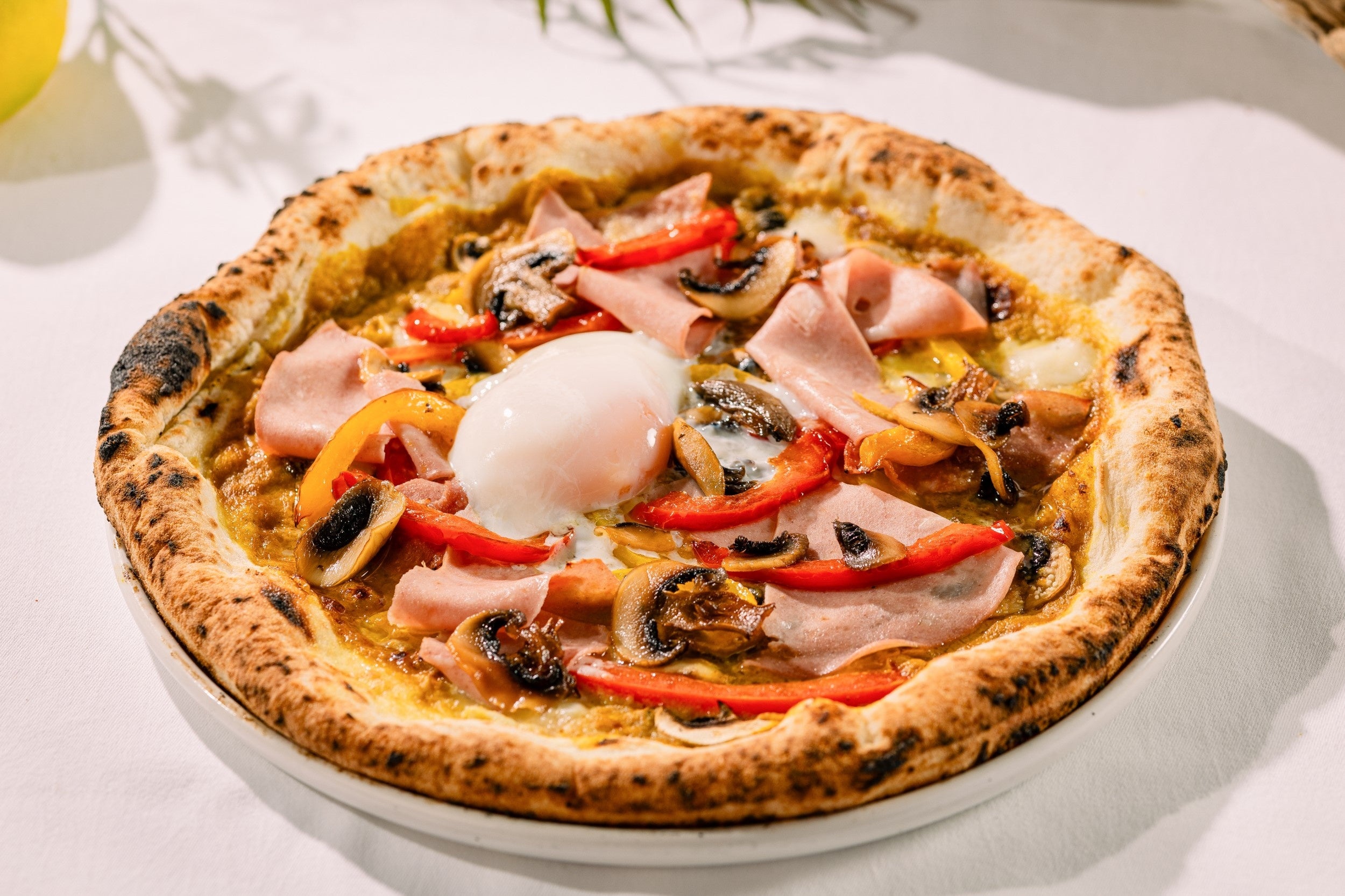 カレー風味のクリームと半熟卵のピッツァ ビスマルク