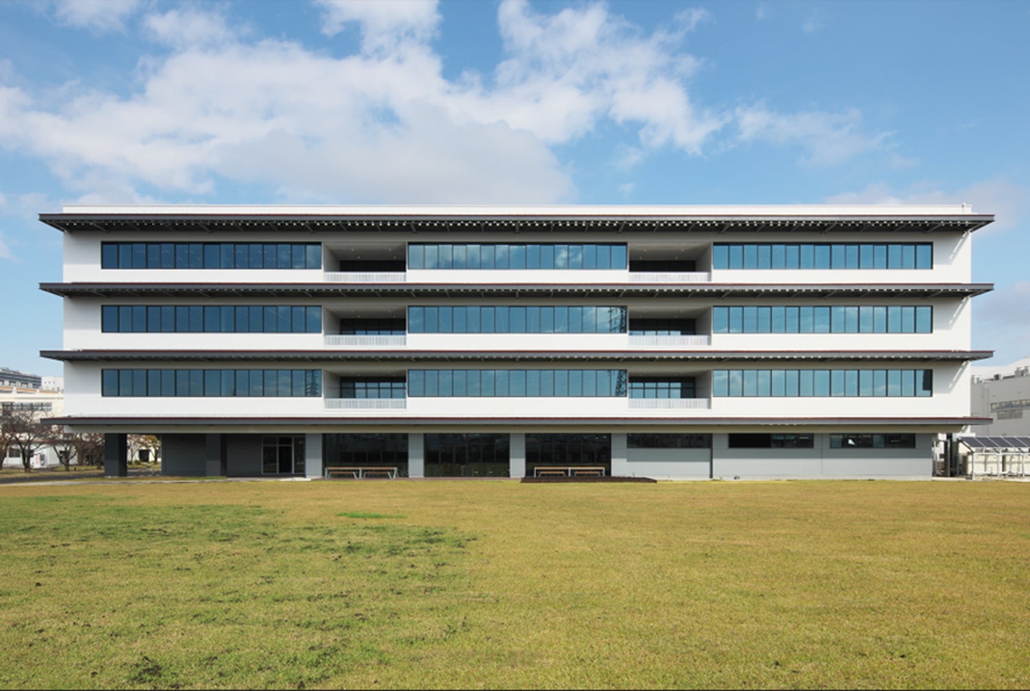 三菱電機ZEB関連技術実証棟「SUSTIE」南面。Low-e複層ガラスと水平庇で、屋内の明るさを確保しつつ冷暖房負荷の低減を図っています。