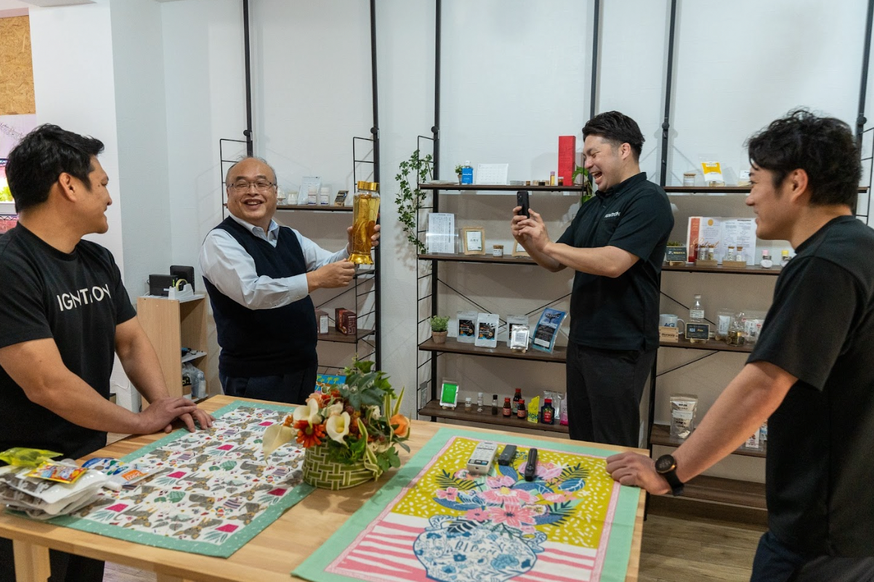 IGNITIONメンバー、JFR 宮崎社長（中央 左） アクアポニックスで収穫された 高麗人参を手にする宮崎社長